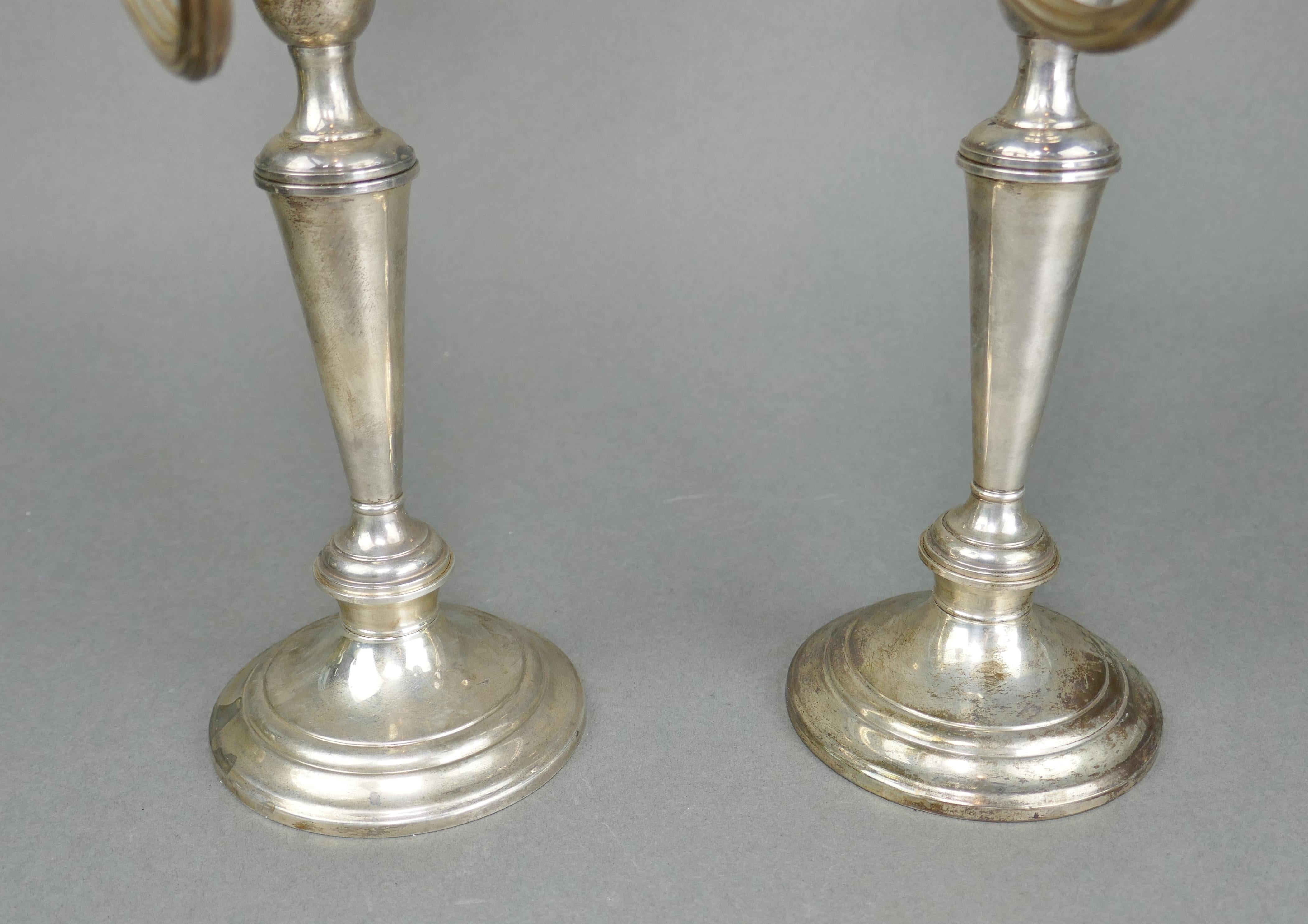 Metà XX secolo Coppia di candelabri a tre bracci in argento sterling in stile Impero in vendita