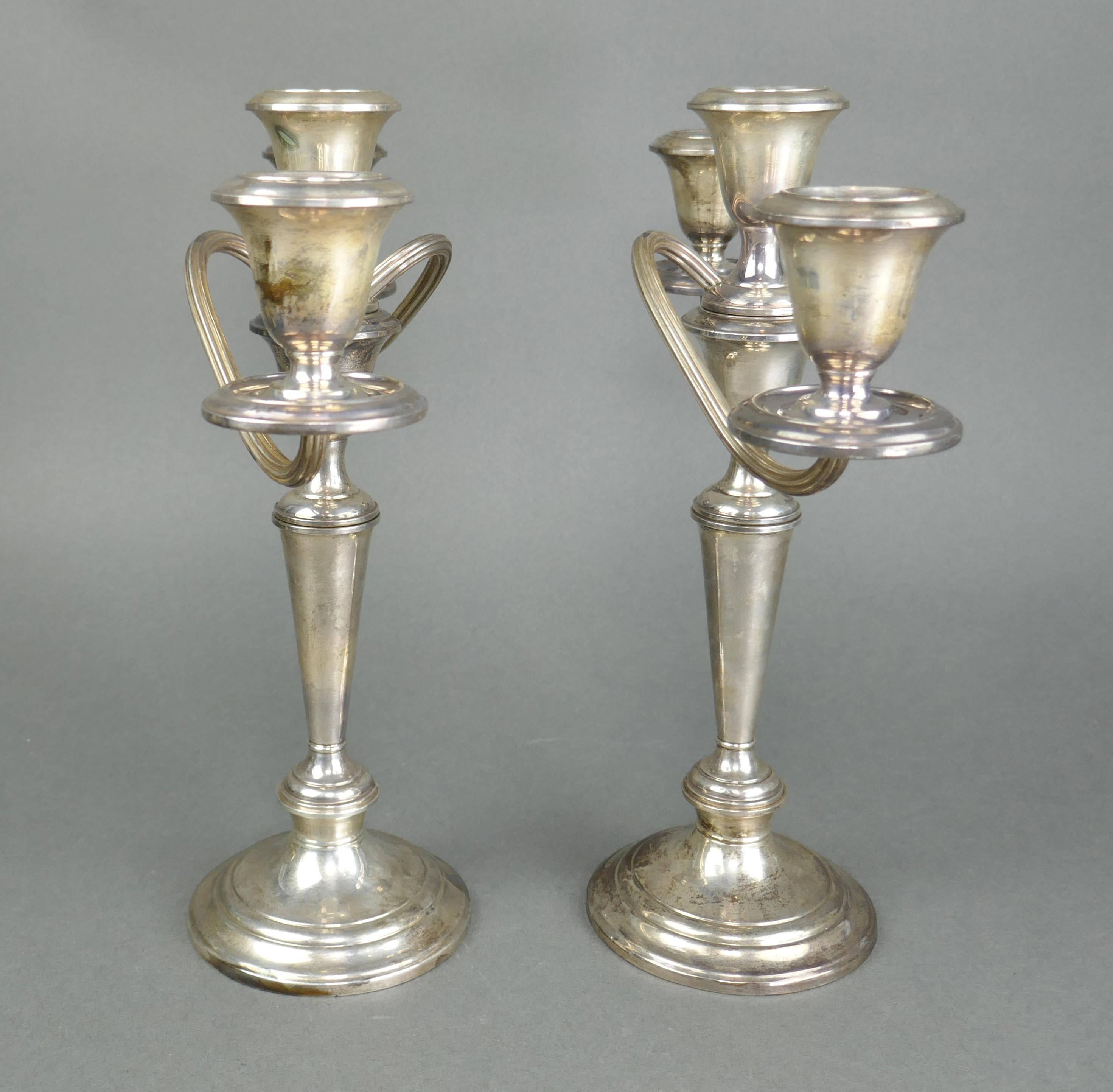 Coppia di candelabri a tre bracci in argento sterling in stile Impero in vendita 1