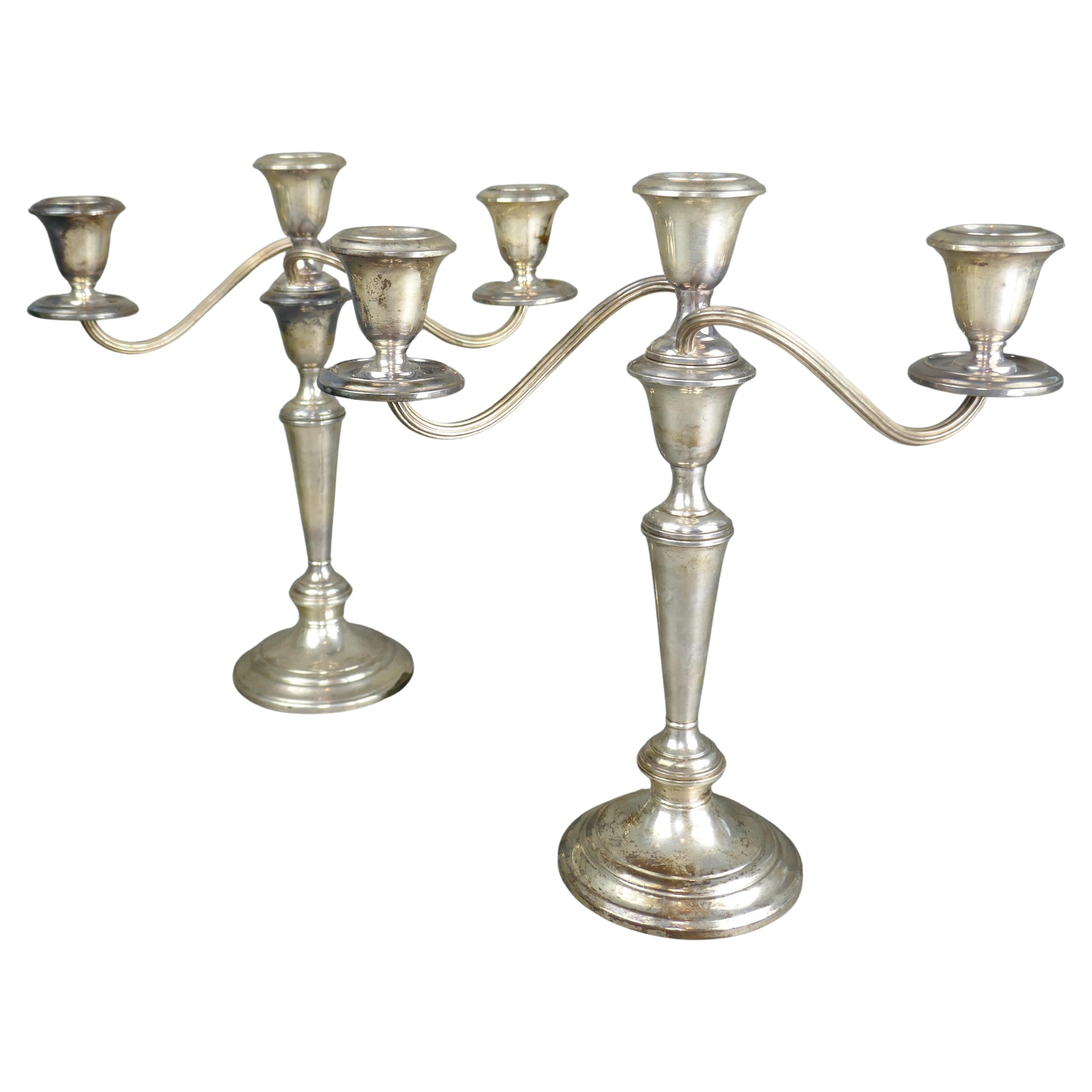 Pareja de candelabros de tres brazos de plata de ley de estilo Imperio