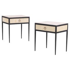 Paire de tables d'appoint ou de tables de nuit à la manière de Jean-Michel Frank.