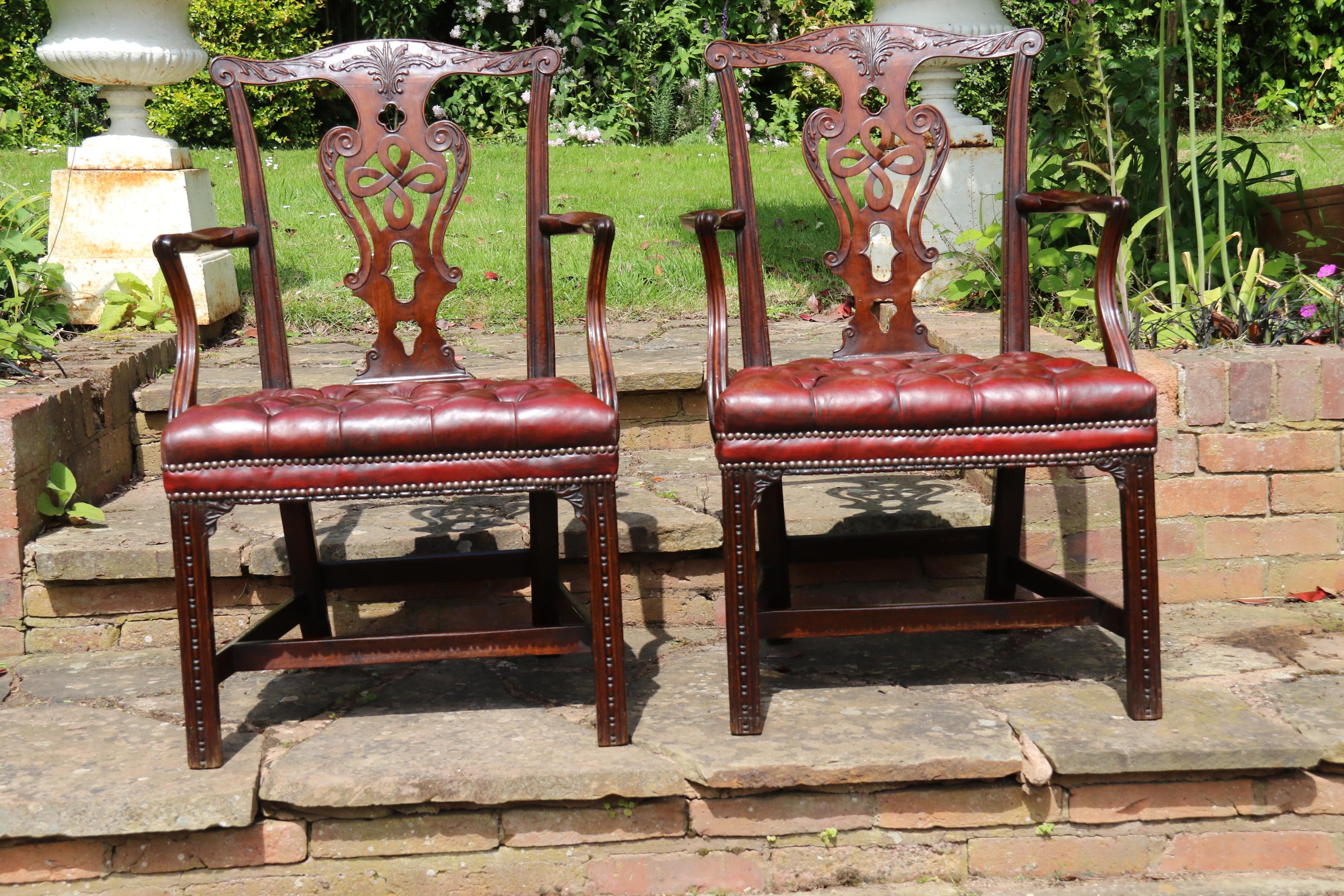 A pair of English 18th  century Chippendale period George III armchairs. rare In Good Condition For Sale In Central England, GB