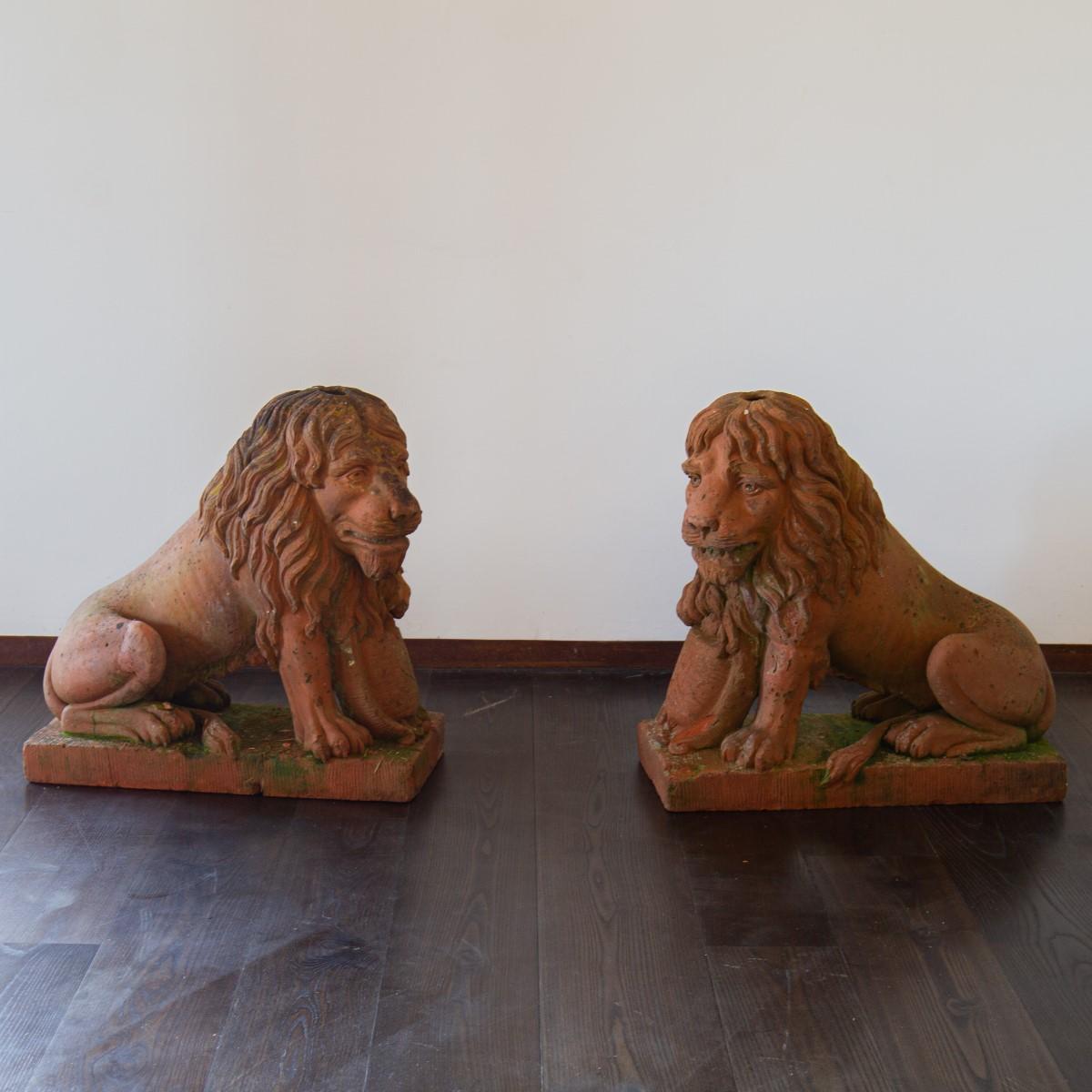 Pair of English 19th Century Terracotta Lions 1