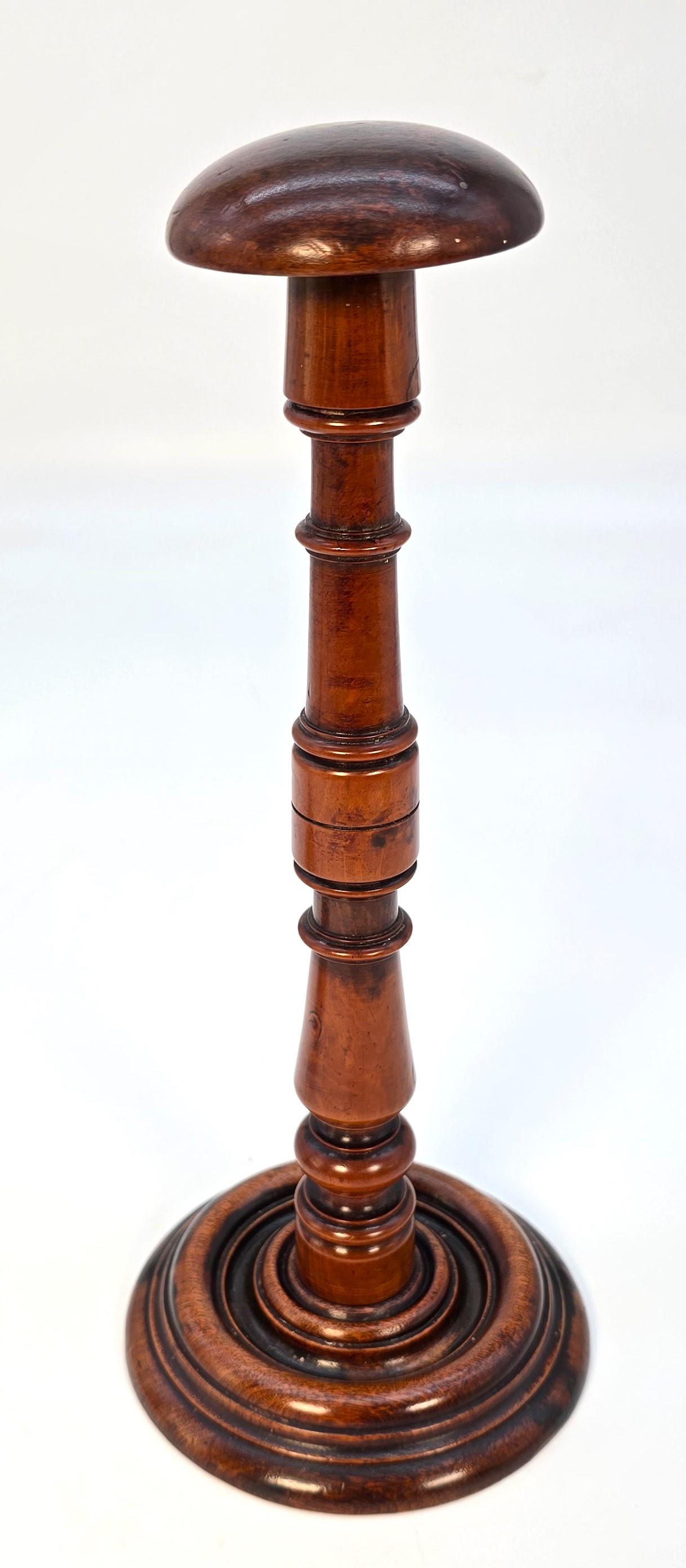 A  paire de porte-perruques anglais en bois d'if, vers 1730 en vente 2