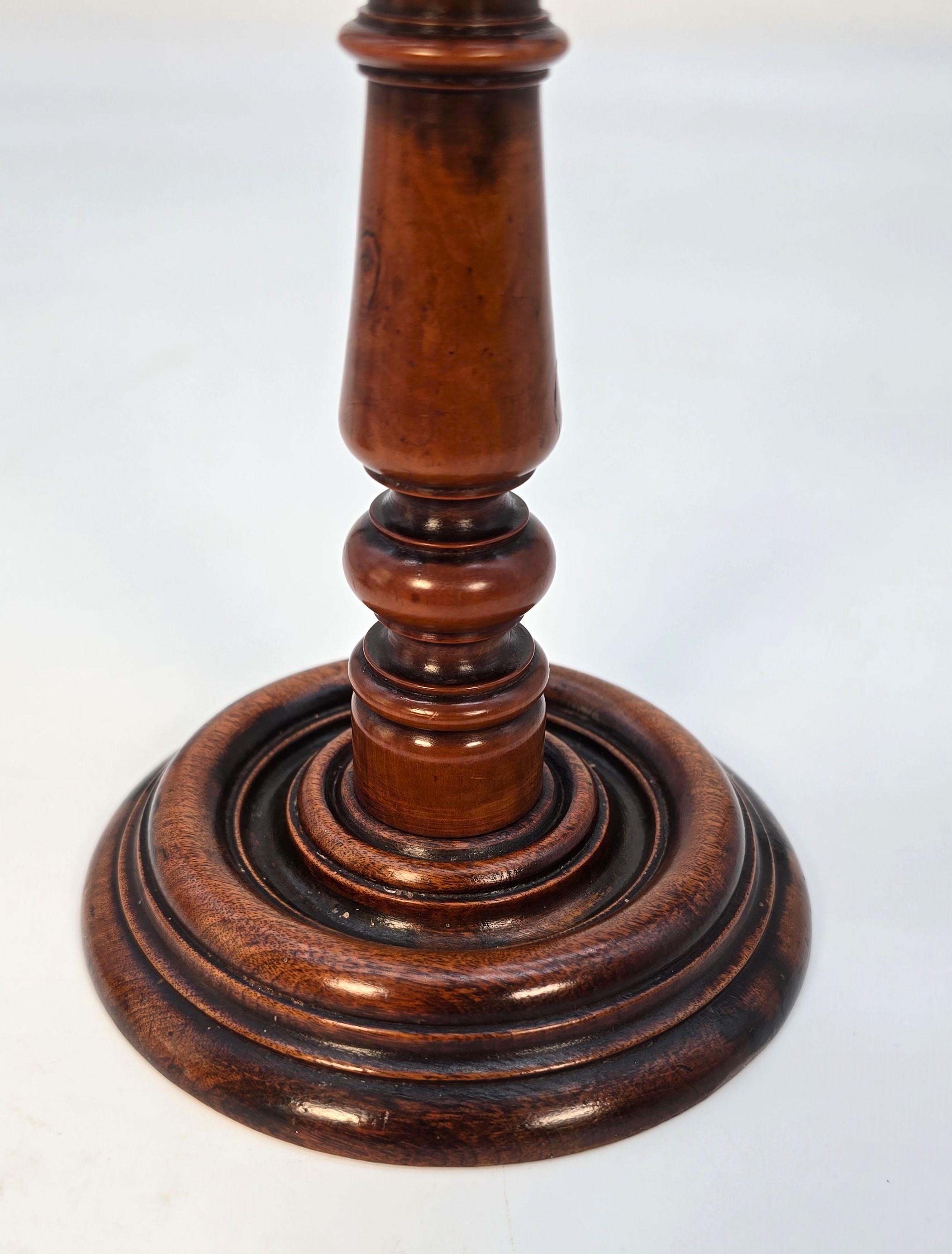 A  paire de porte-perruques anglais en bois d'if, vers 1730 en vente 3