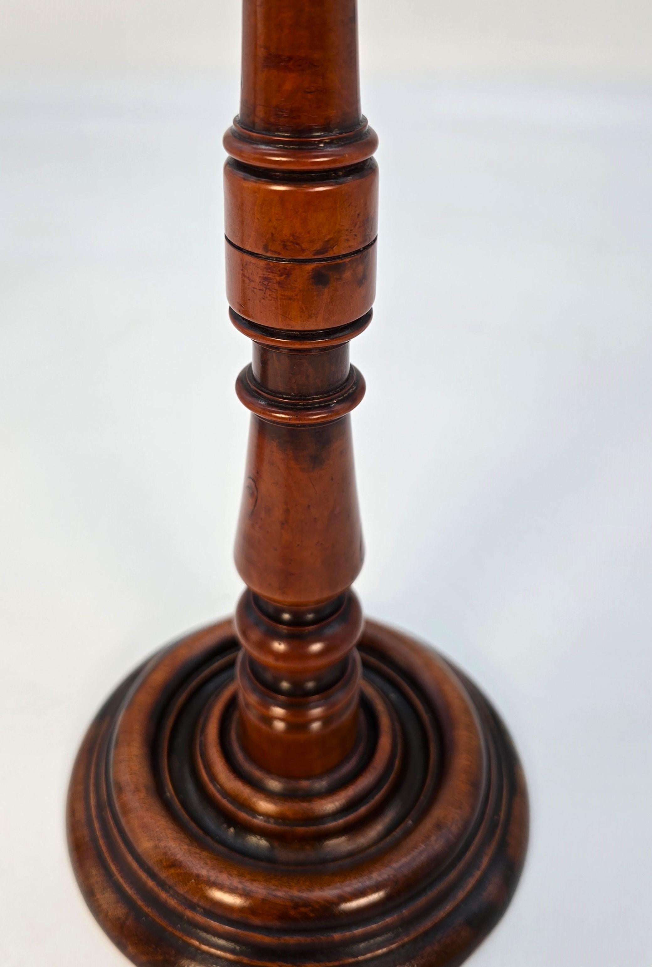 A  paire de porte-perruques anglais en bois d'if, vers 1730 en vente 4