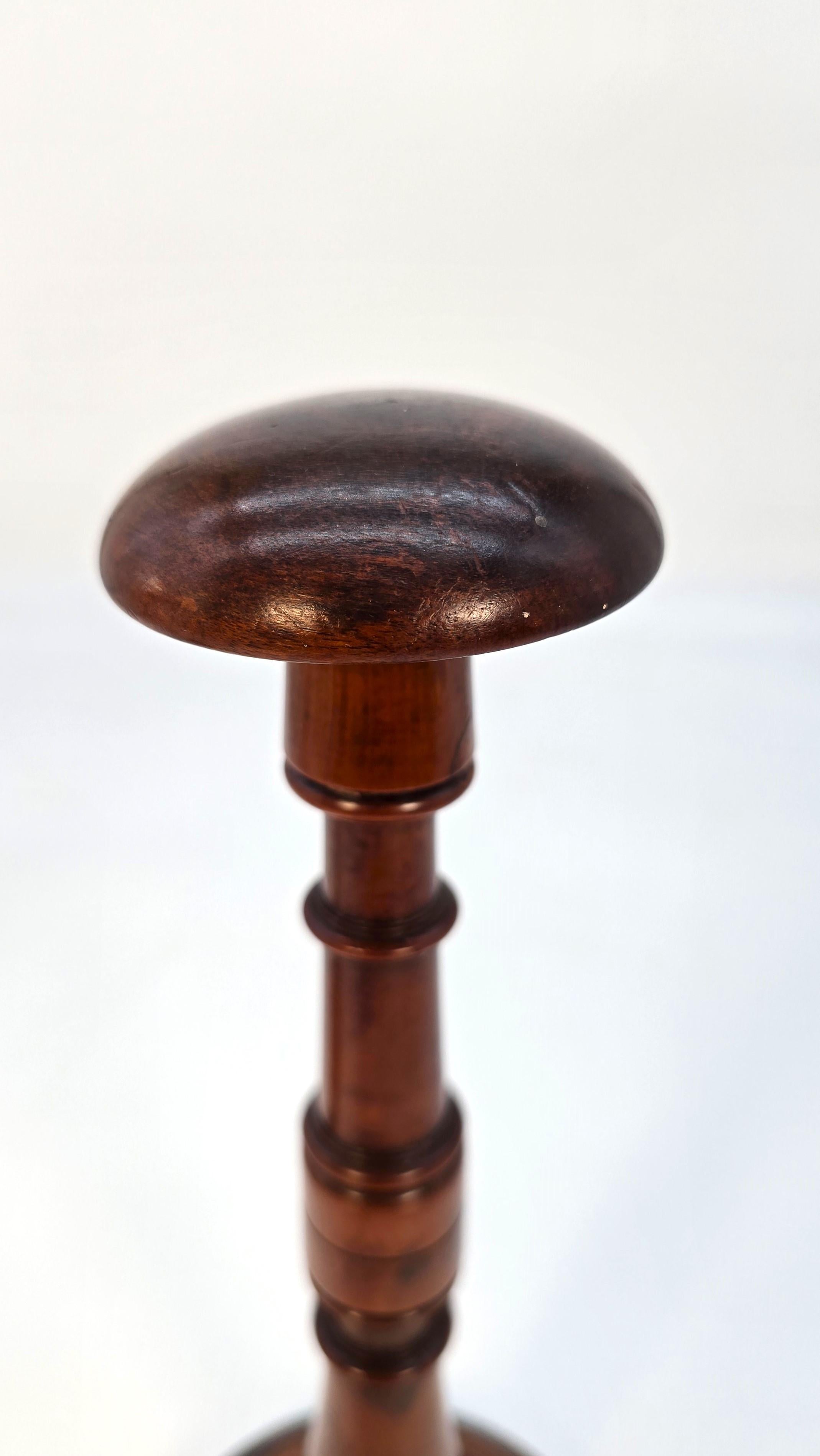 A  paire de porte-perruques anglais en bois d'if, vers 1730 en vente 5