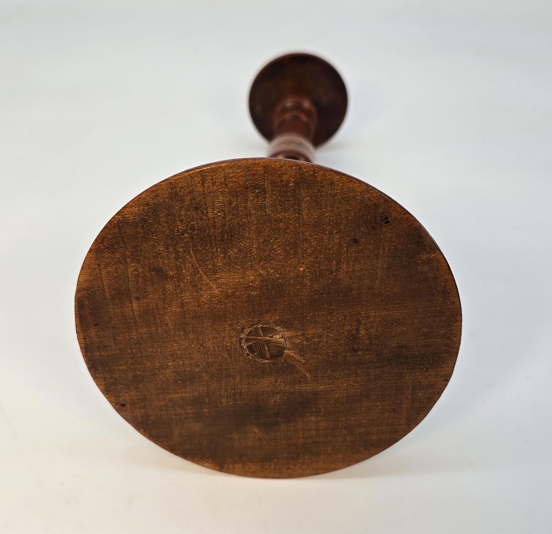 A  paire de porte-perruques anglais en bois d'if, vers 1730 en vente 6