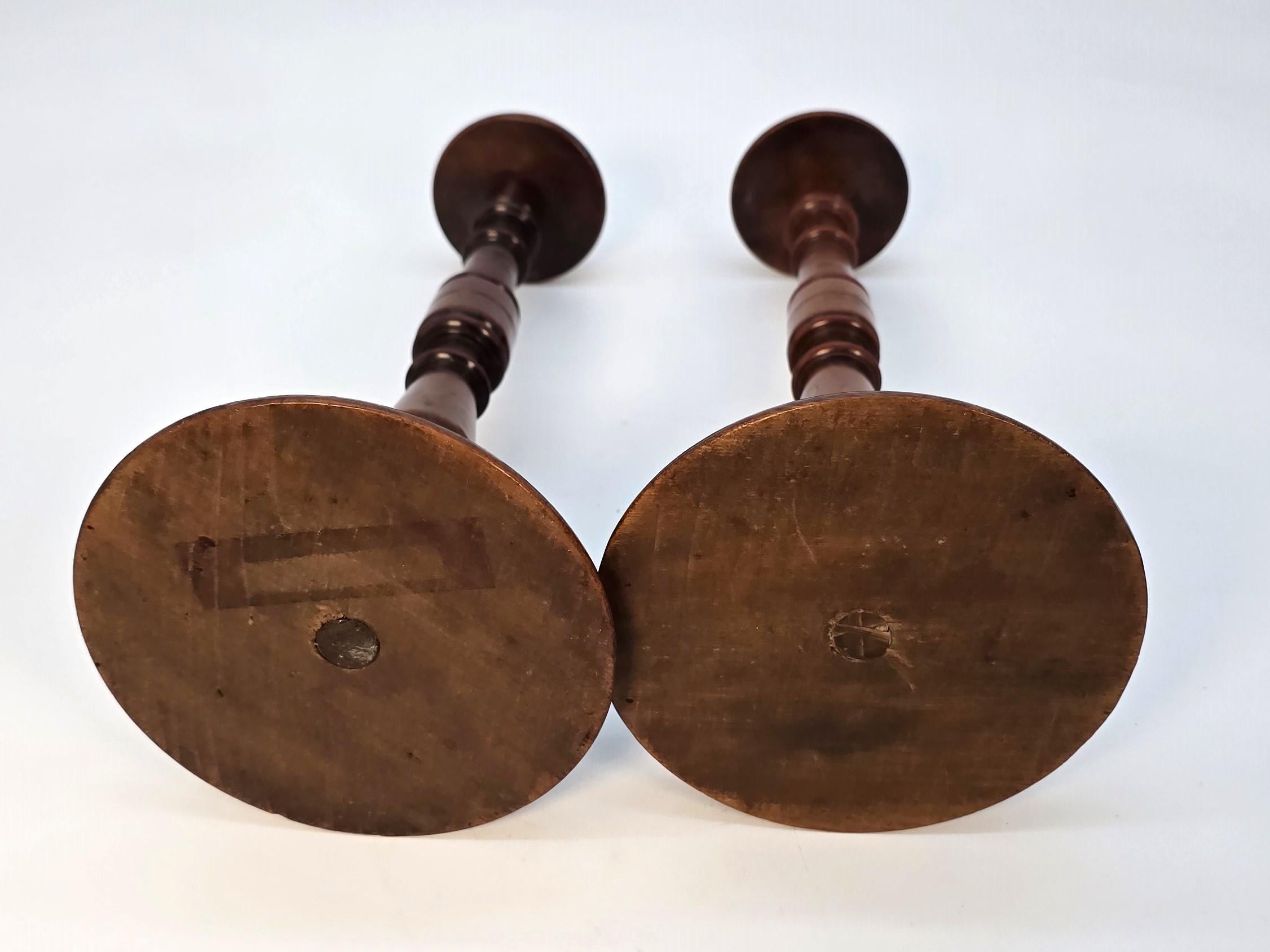 A  paire de porte-perruques anglais en bois d'if, vers 1730 en vente 7