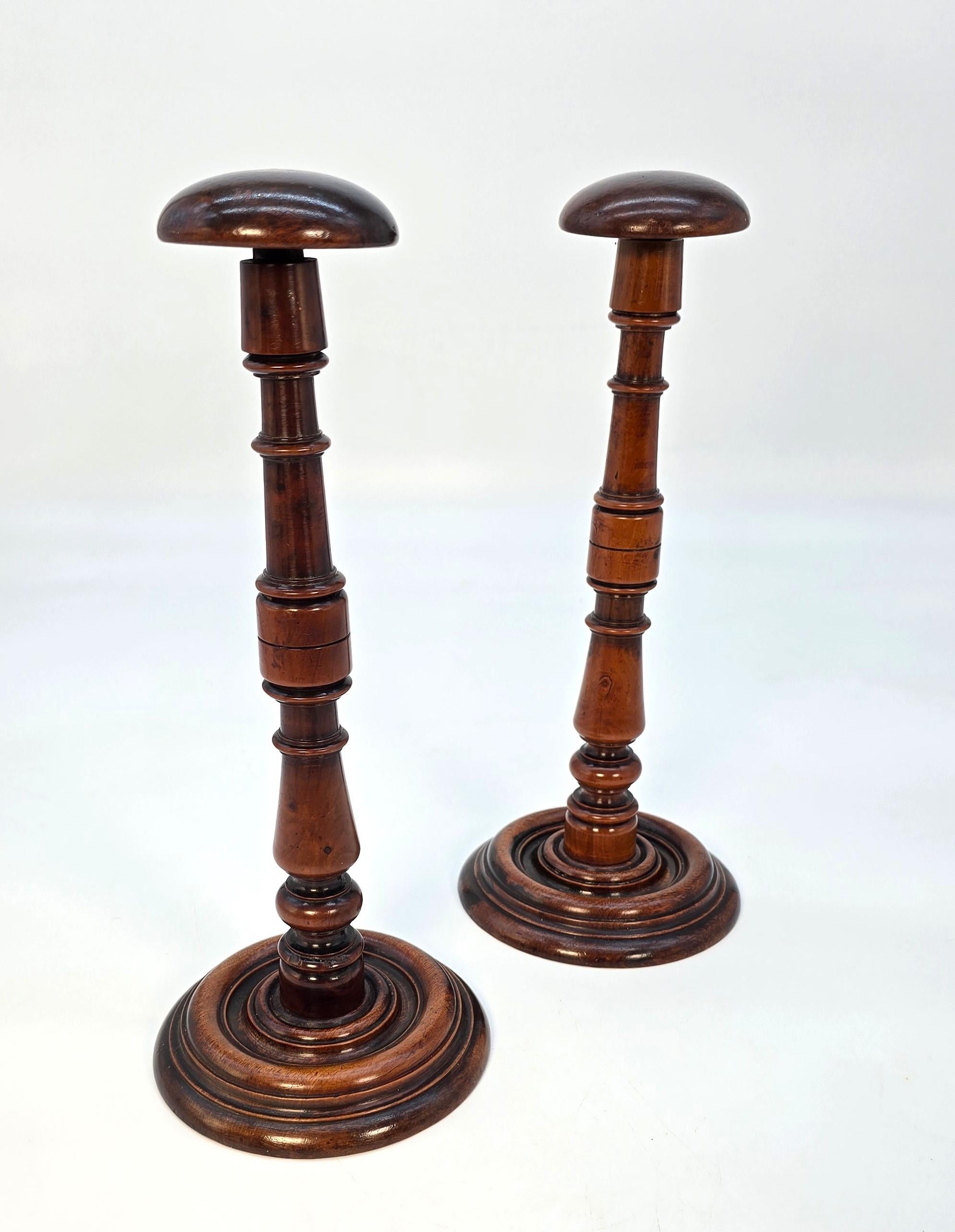 A  paire de porte-perruques anglais en bois d'if, vers 1730 en vente 8