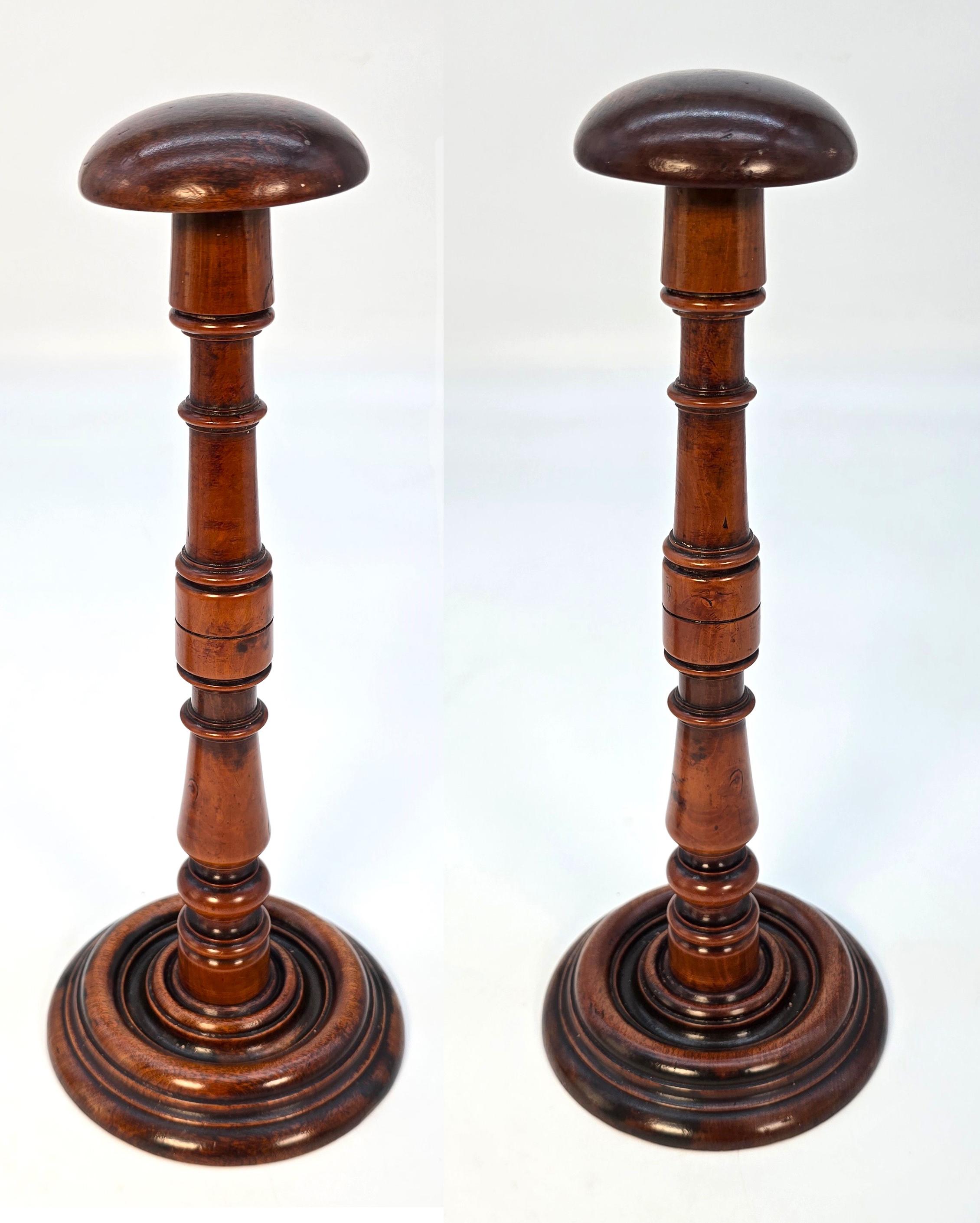 A  paire de porte-perruques anglais en bois d'if, vers 1730 en vente 9