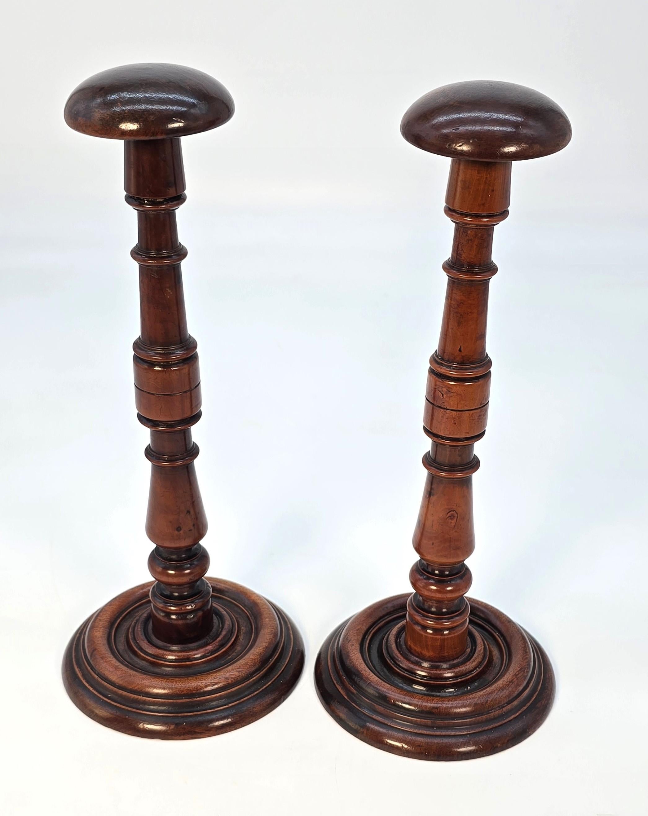 A  paire de porte-perruques anglais en bois d'if, vers 1730 en vente 10