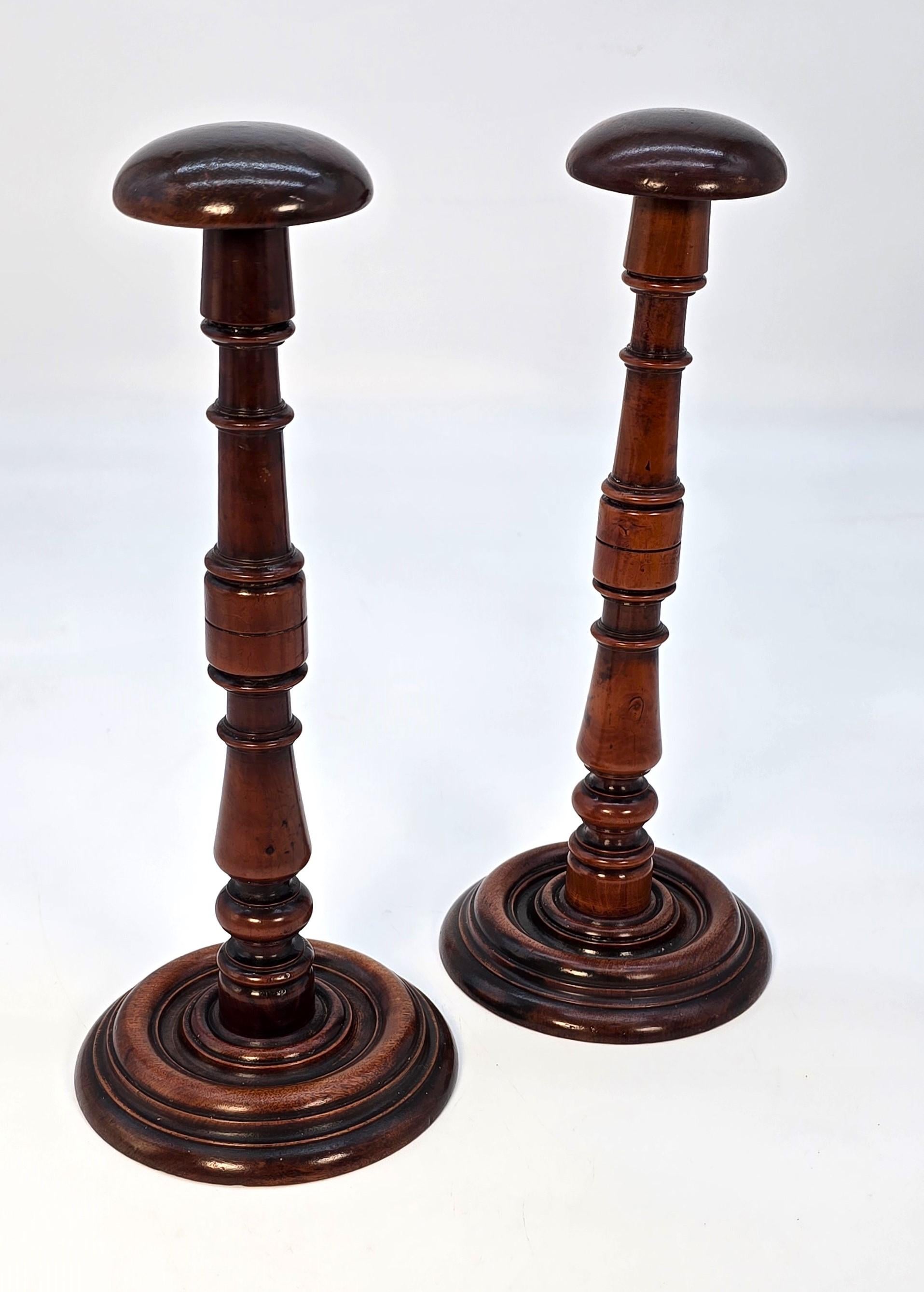 Cette paire très rare de porte-perruques du début du XVIIIe siècle, finement tournés à la main, est superbe. Elles ont toutes une base en bois fruitier tourné de manière complexe, avec des colonnes principales en bois d'if magnifiquement tournées