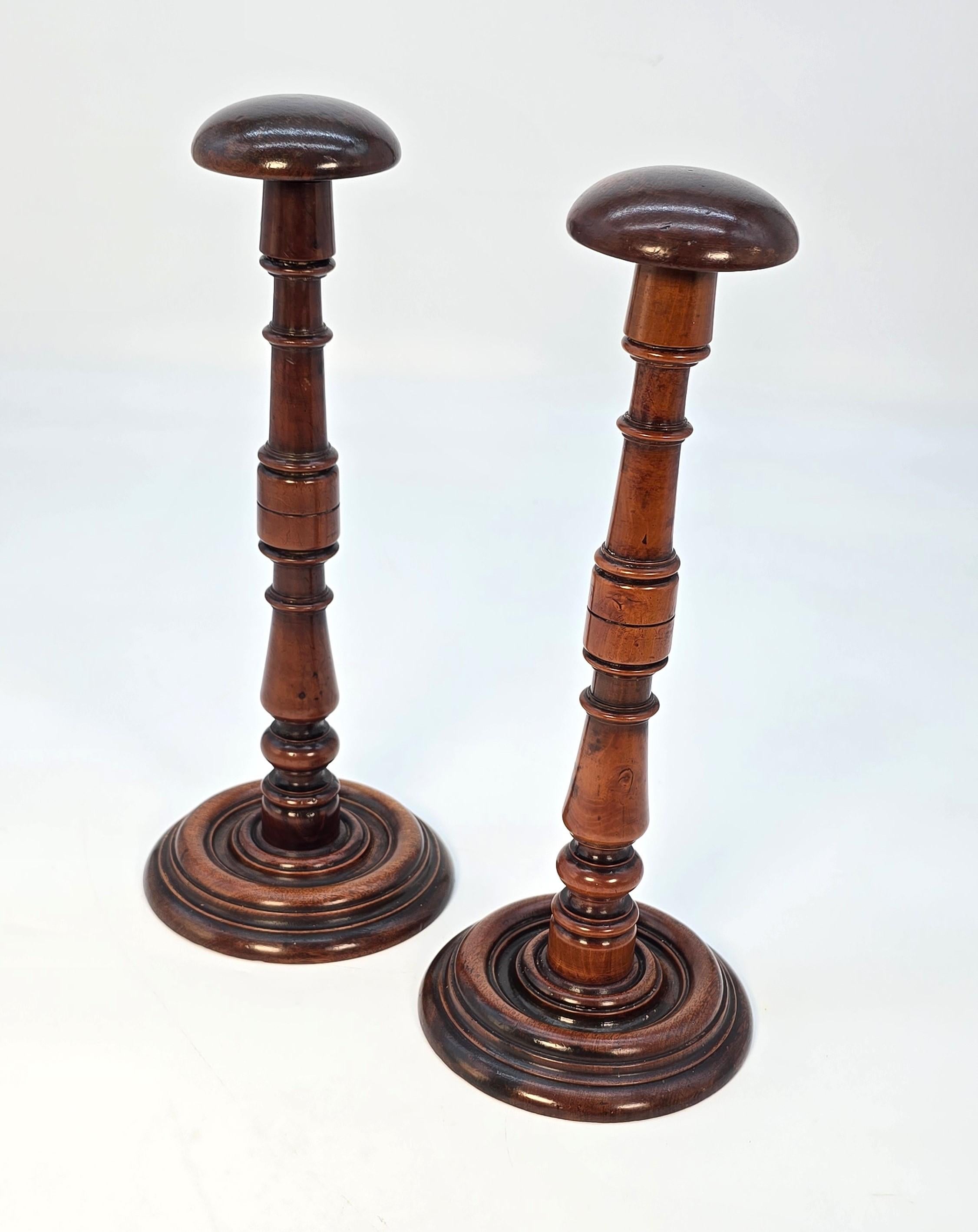 George II A  paire de porte-perruques anglais en bois d'if, vers 1730 en vente