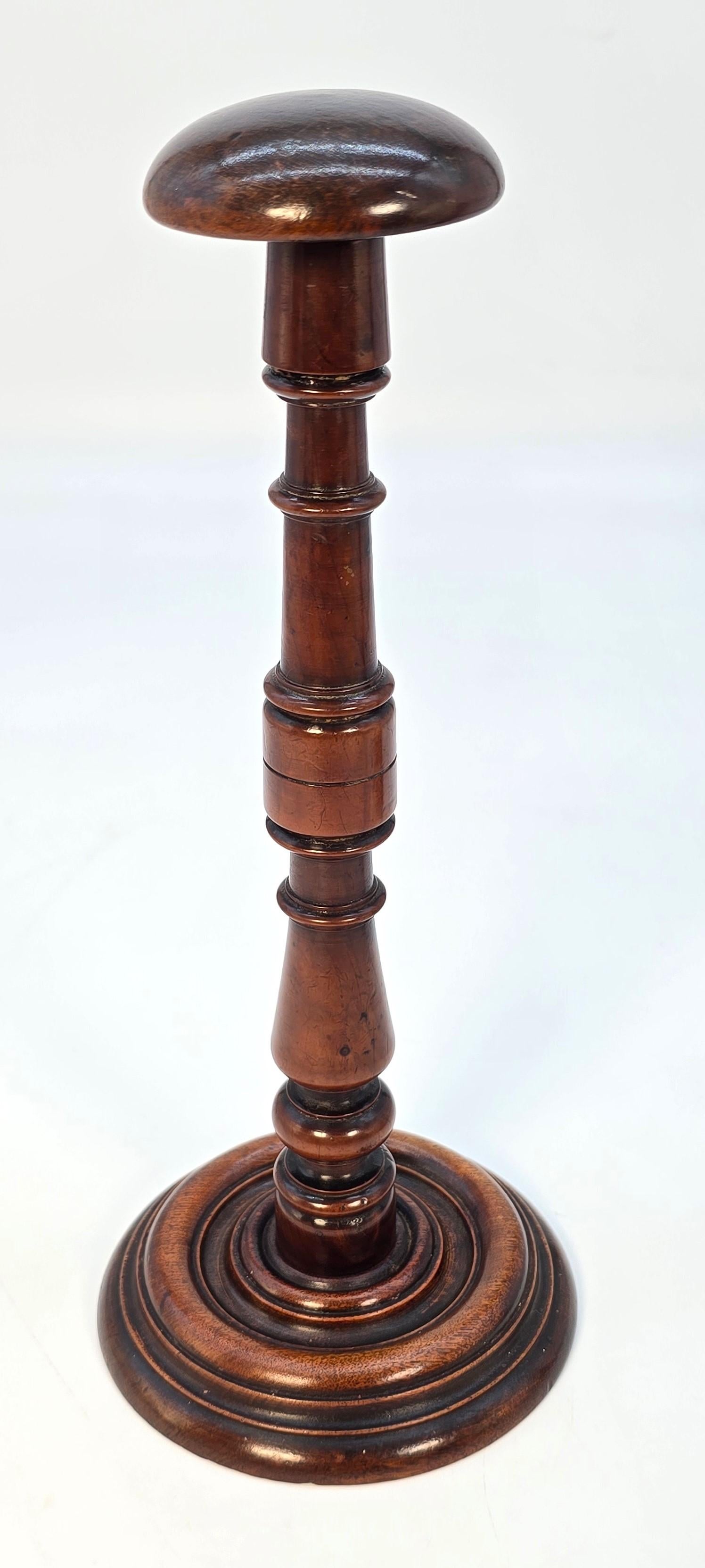 Britannique A  paire de porte-perruques anglais en bois d'if, vers 1730 en vente