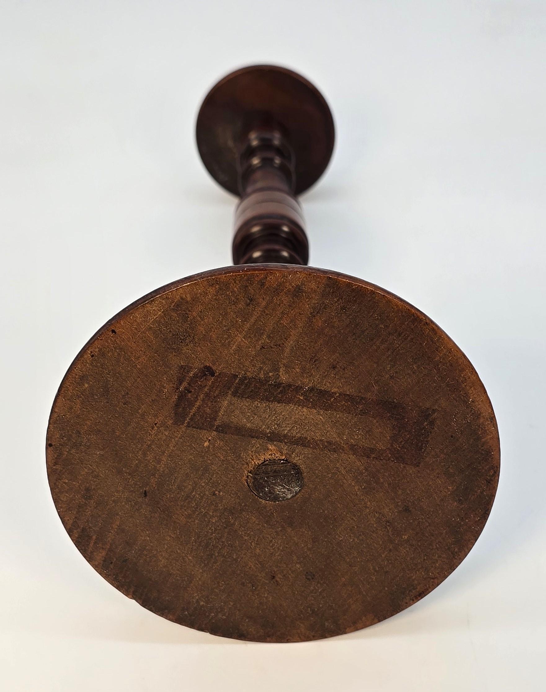 If A  paire de porte-perruques anglais en bois d'if, vers 1730 en vente