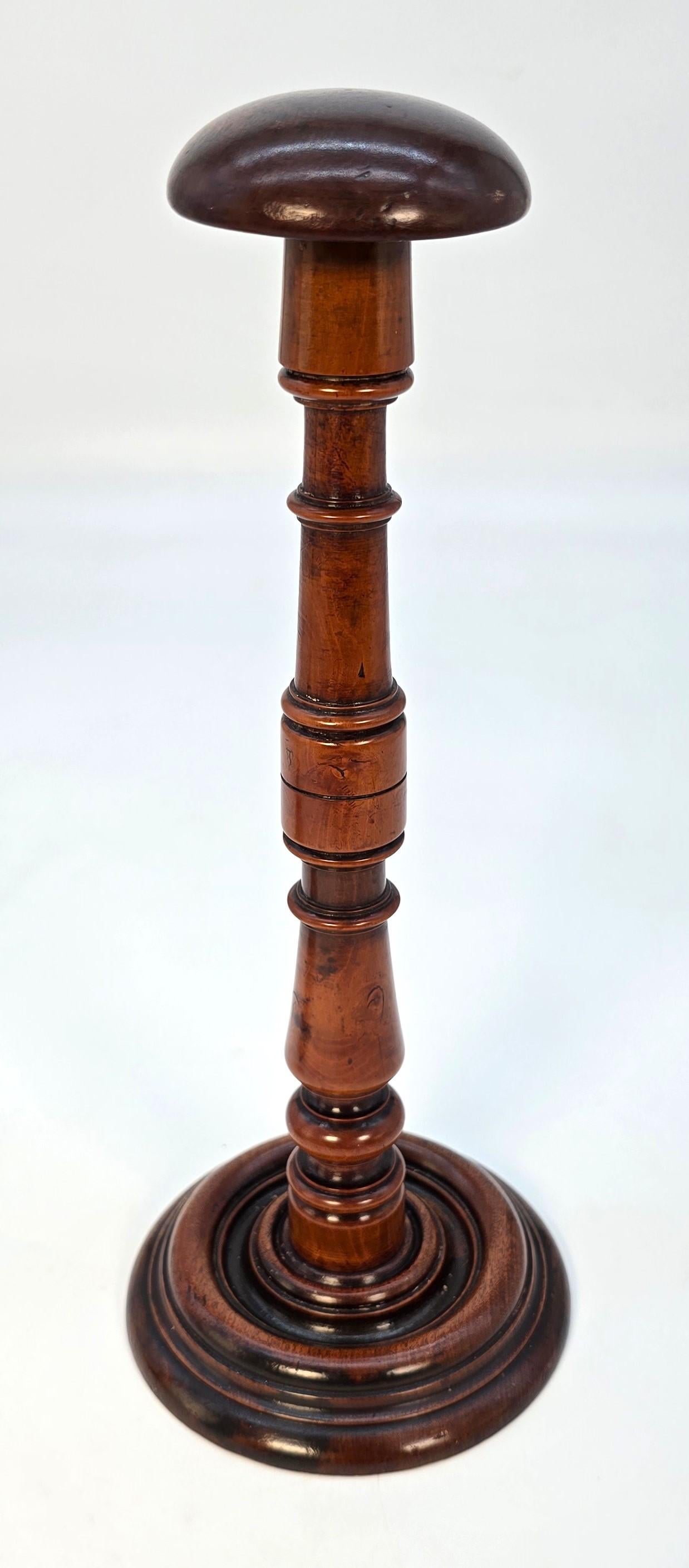 A  paire de porte-perruques anglais en bois d'if, vers 1730 en vente 1