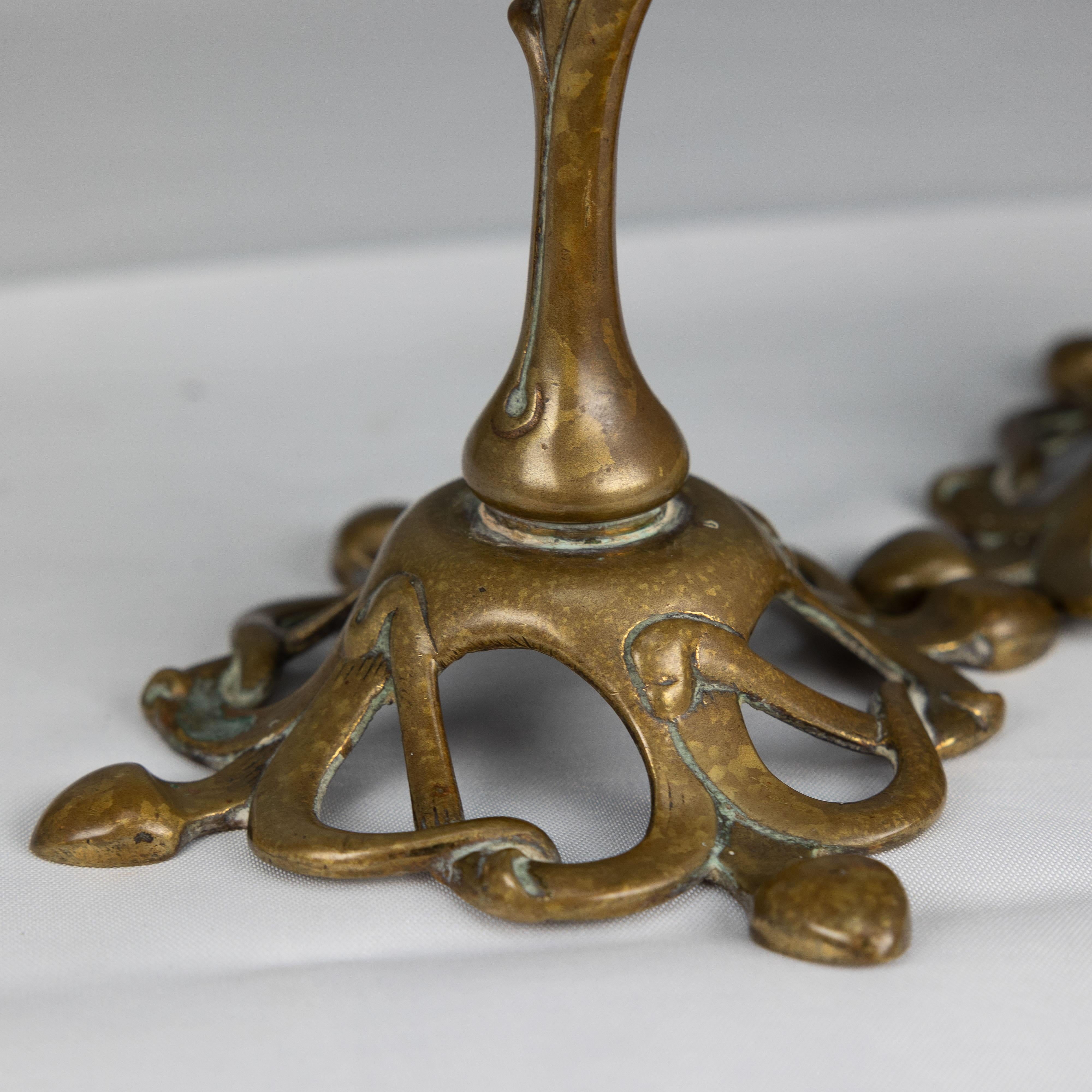 Paire de chandeliers Art Nouveau anglais à décor organique fluide en vente 9