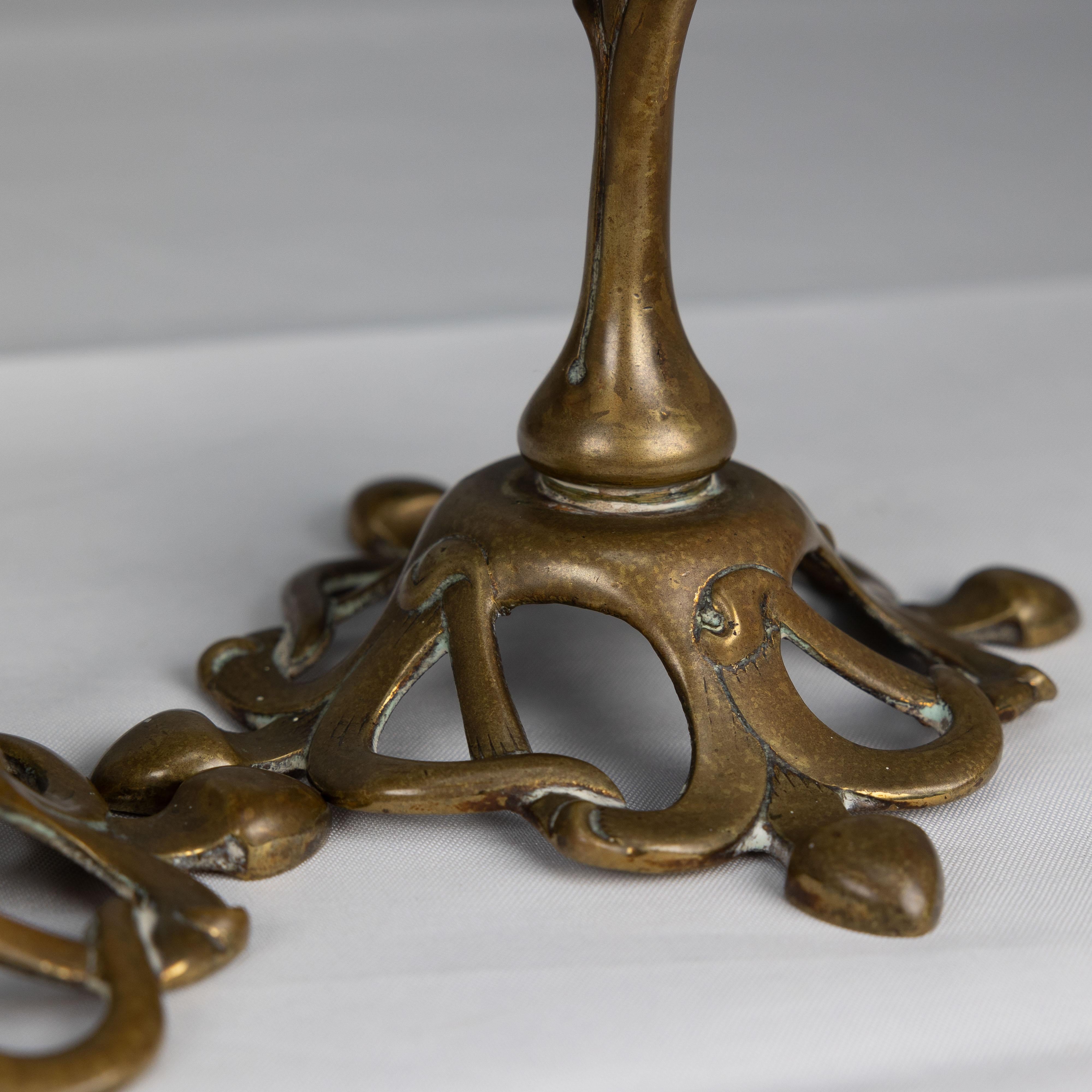 Paire de chandeliers Art Nouveau anglais à décor organique fluide en vente 10