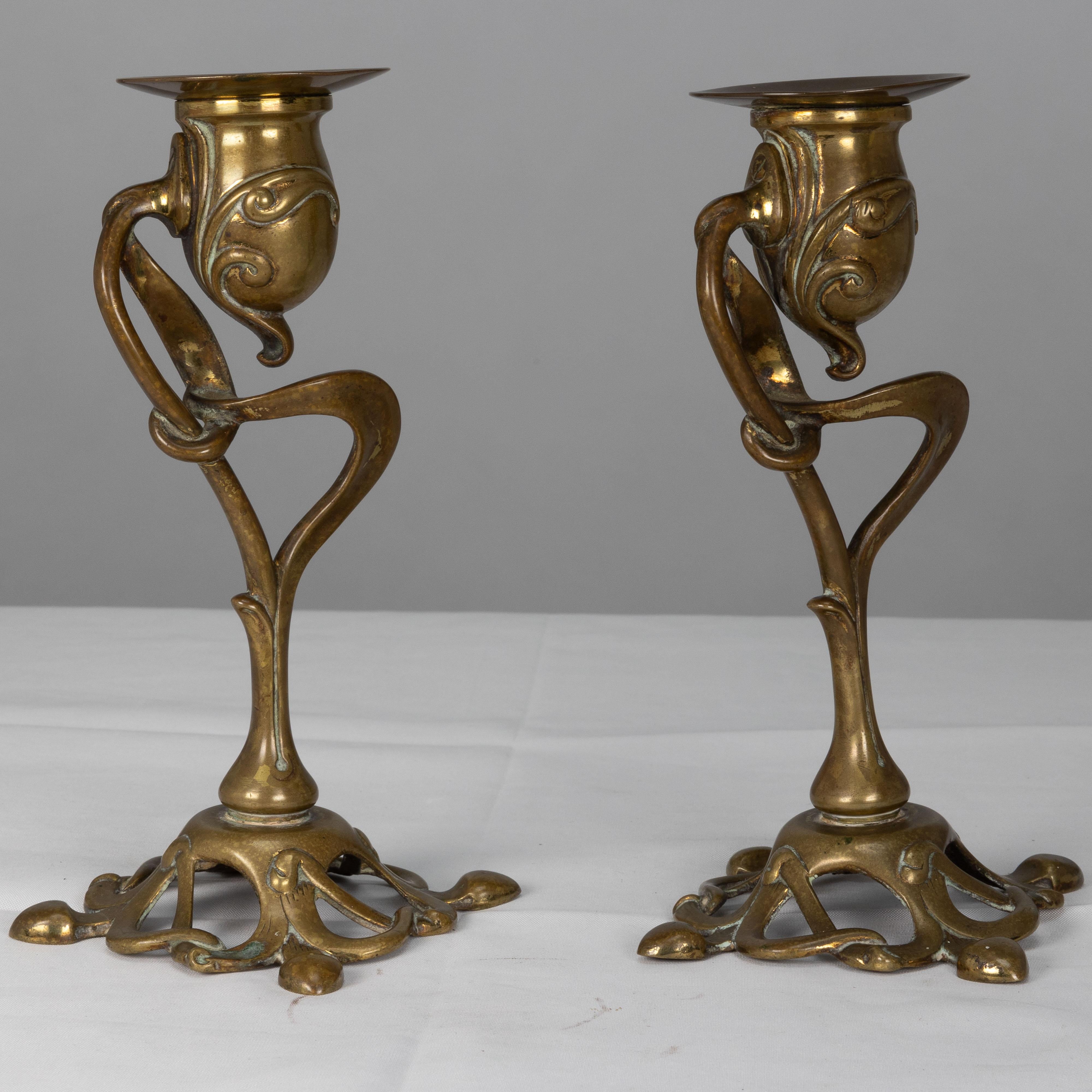 Paire de bougeoirs de belle qualité, de style Art Nouveau anglais, avec une décoration organique fluide. Prix de la paire.