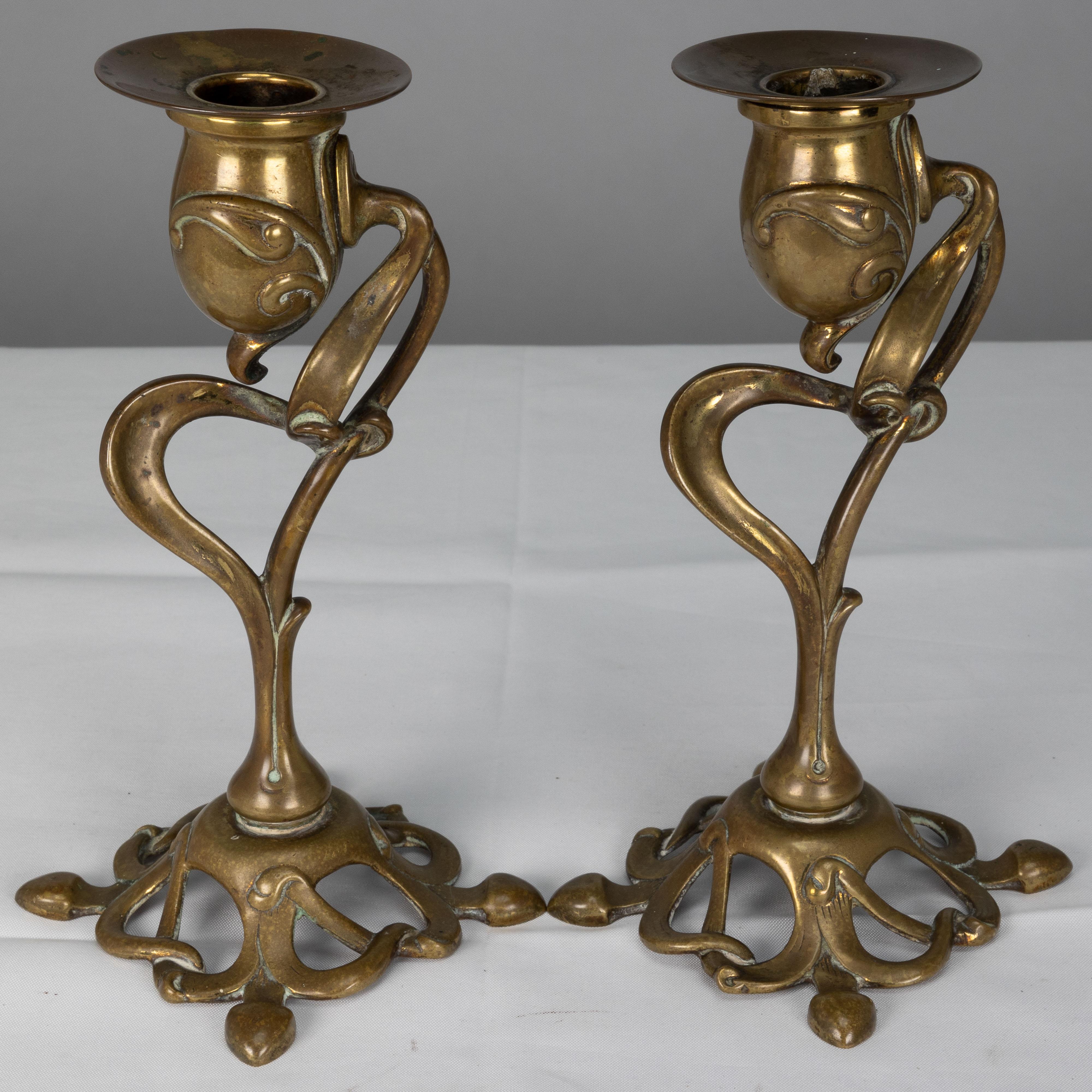Art nouveau Paire de chandeliers Art Nouveau anglais à décor organique fluide en vente