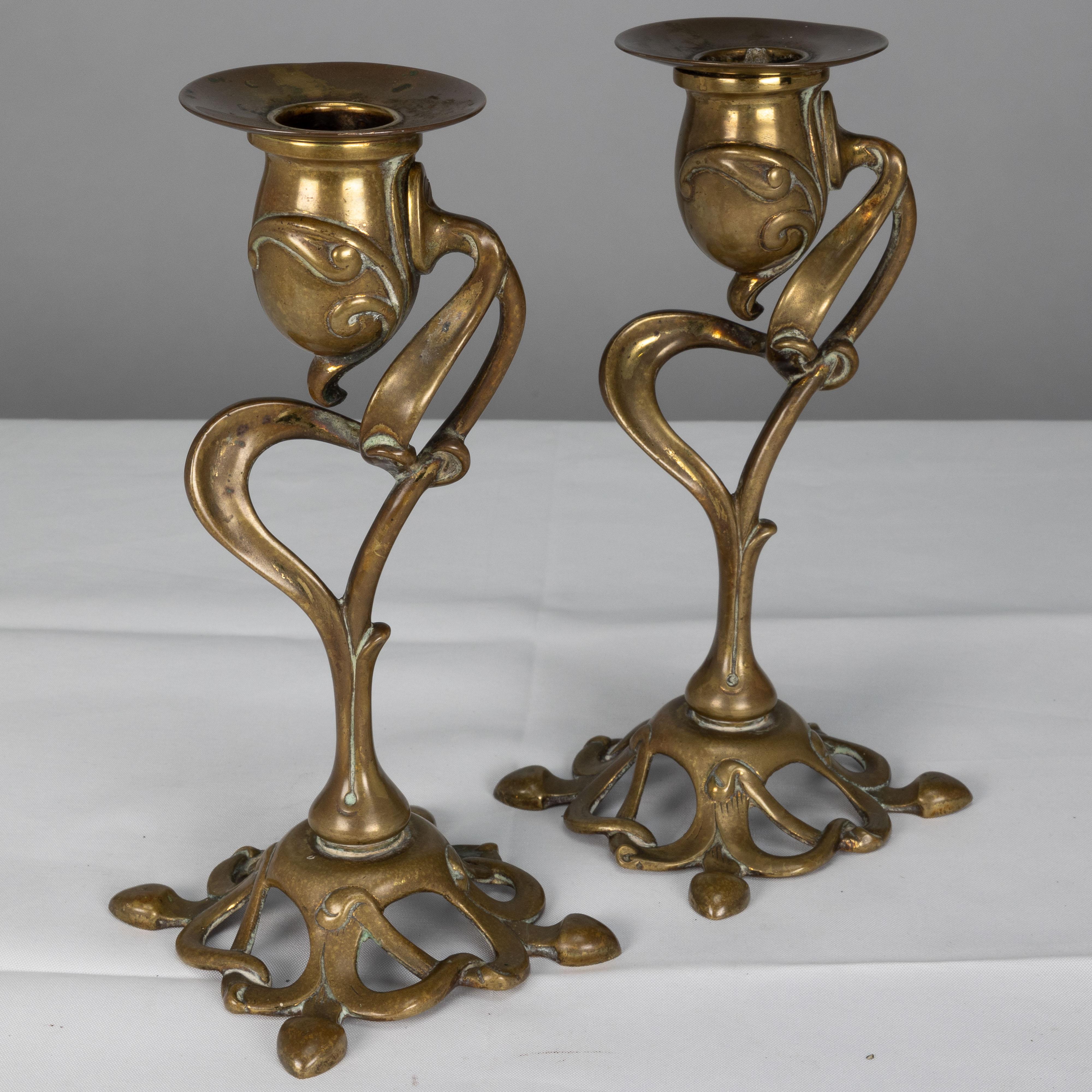 Anglais Paire de chandeliers Art Nouveau anglais à décor organique fluide en vente
