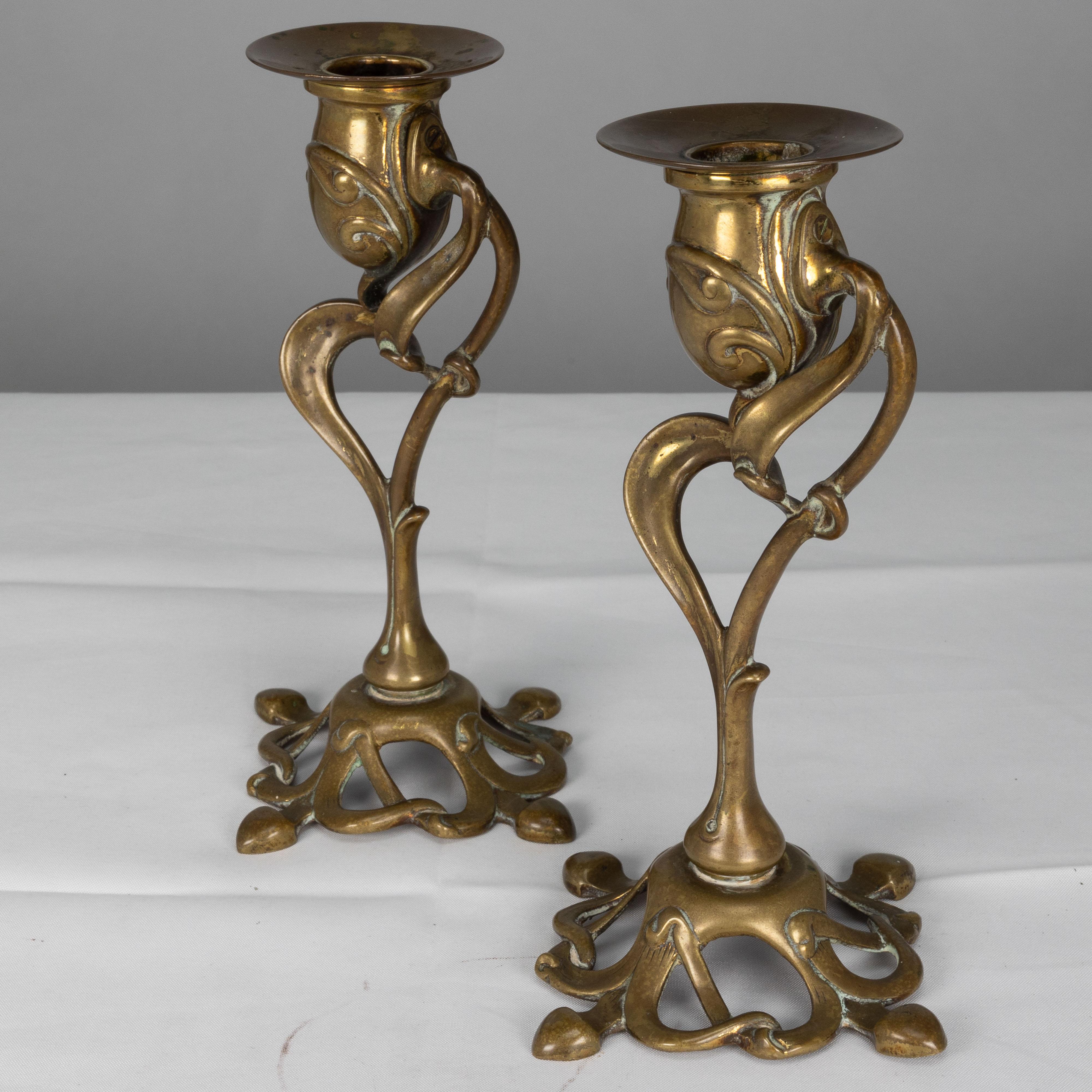Début du 20ème siècle Paire de chandeliers Art Nouveau anglais à décor organique fluide en vente