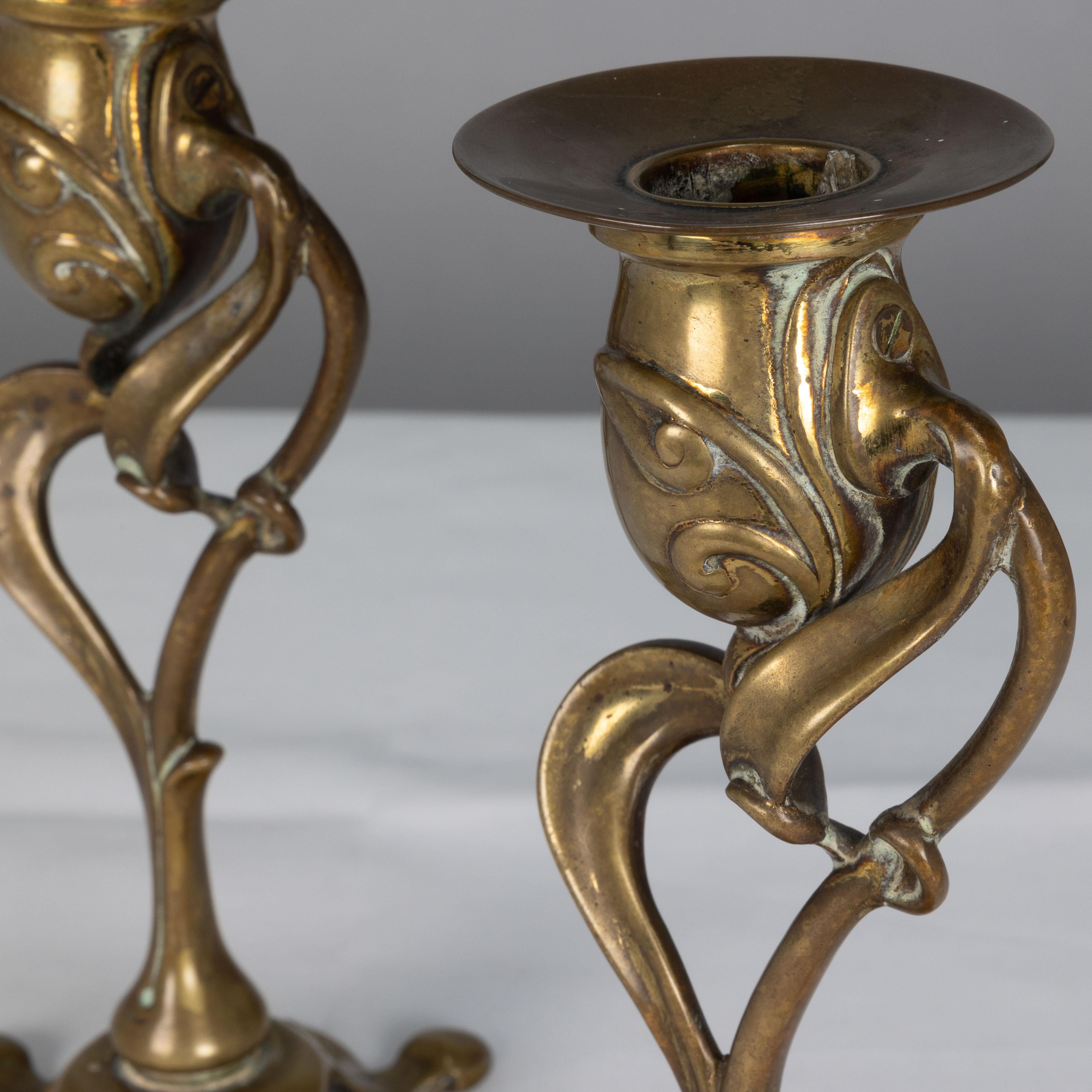 Laiton Paire de chandeliers Art Nouveau anglais à décor organique fluide en vente