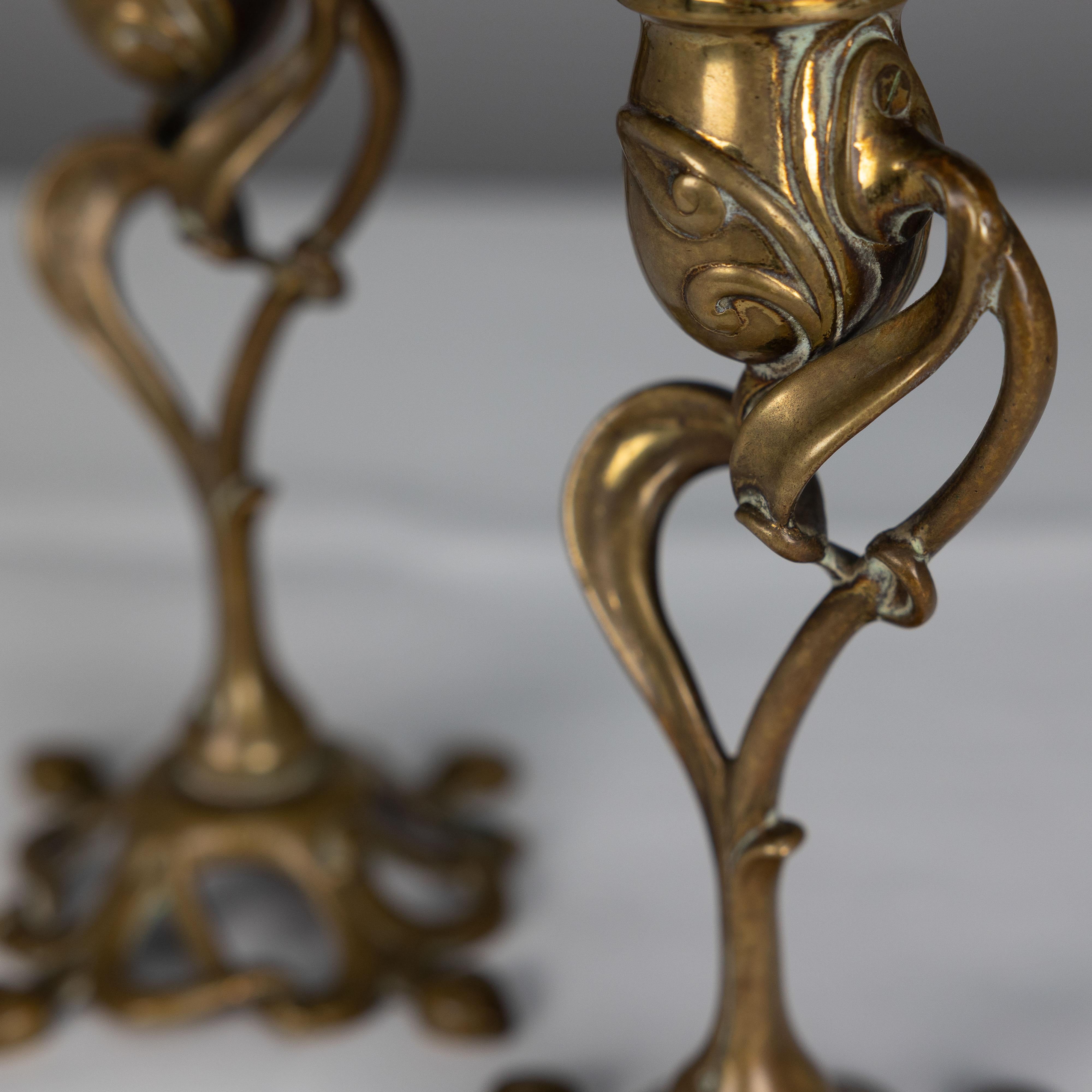 Paire de chandeliers Art Nouveau anglais à décor organique fluide en vente 1