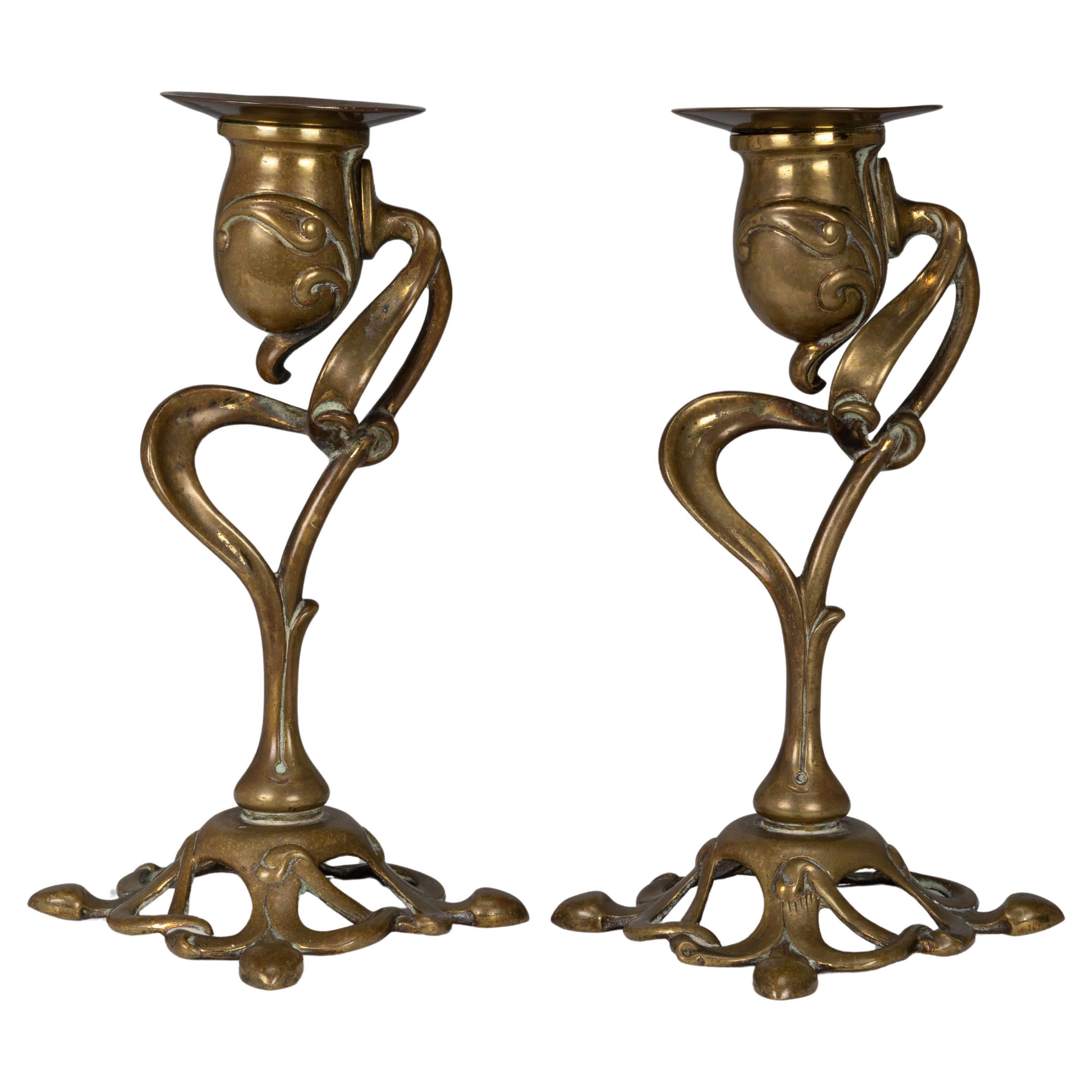 Coppia di candelieri inglesi in stile Art Nouveau con decorazioni organiche e fluide