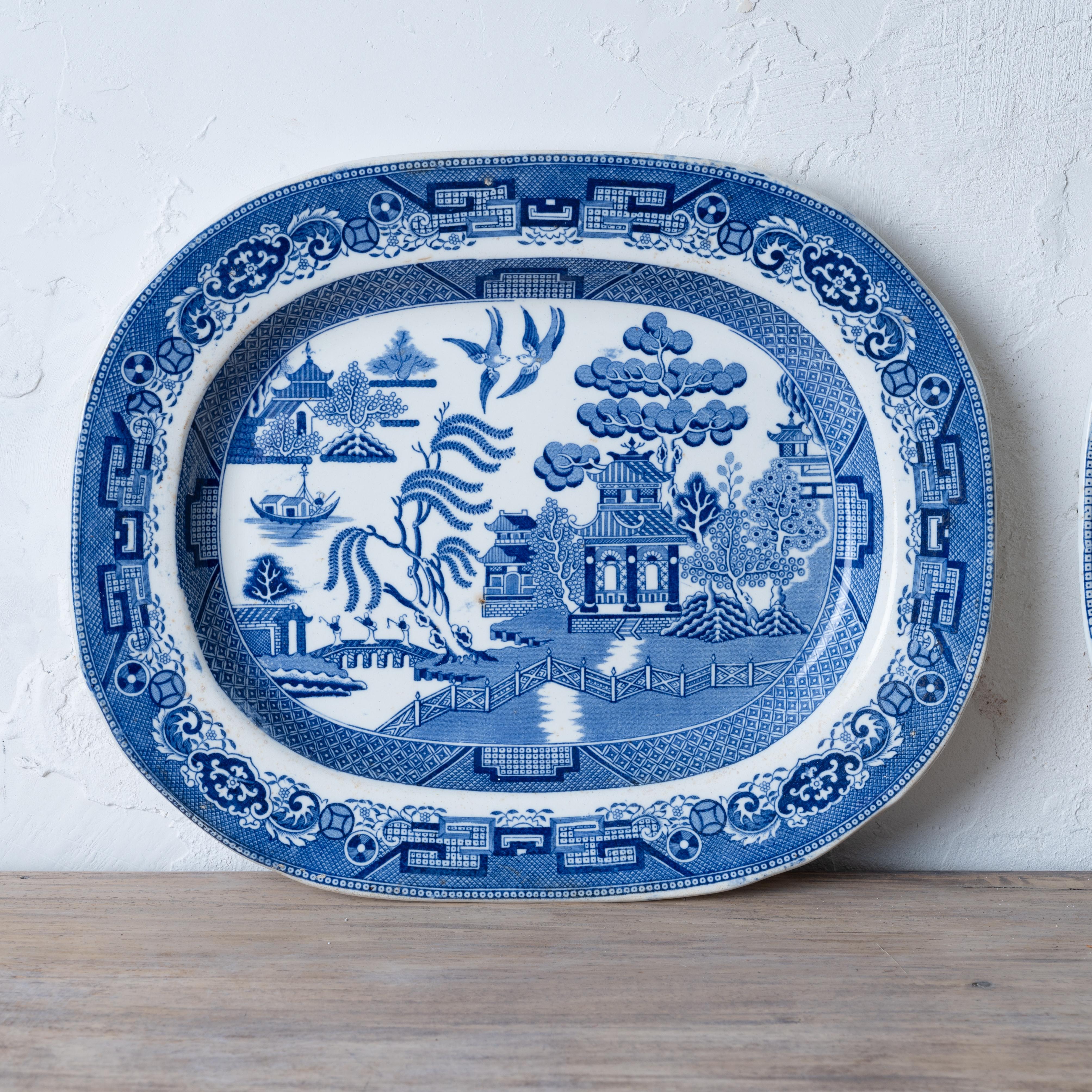 Una coppia di piatti inglesi in salice blu In condizioni buone in vendita a Savannah, GA