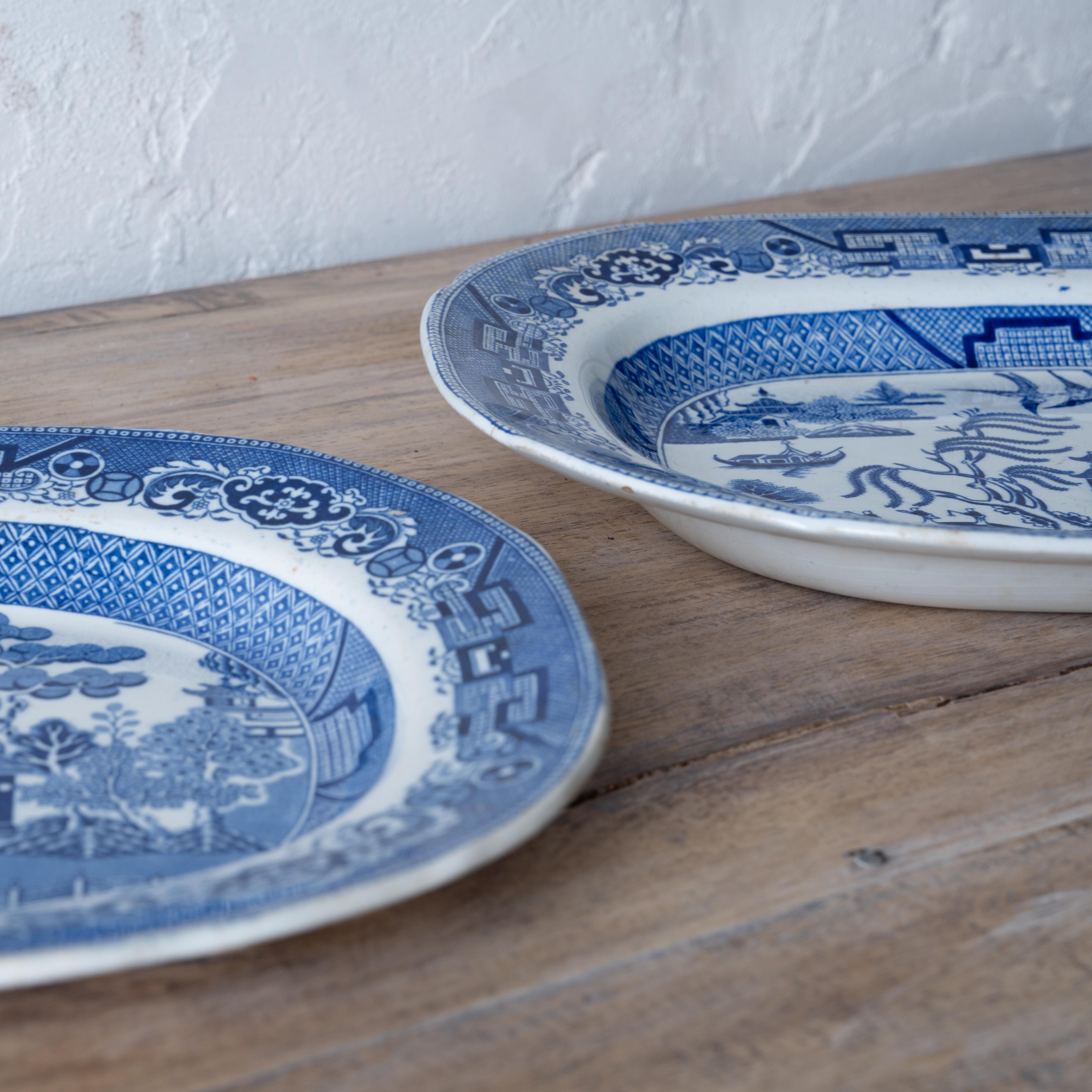 XIX secolo Una coppia di piatti inglesi in salice blu in vendita