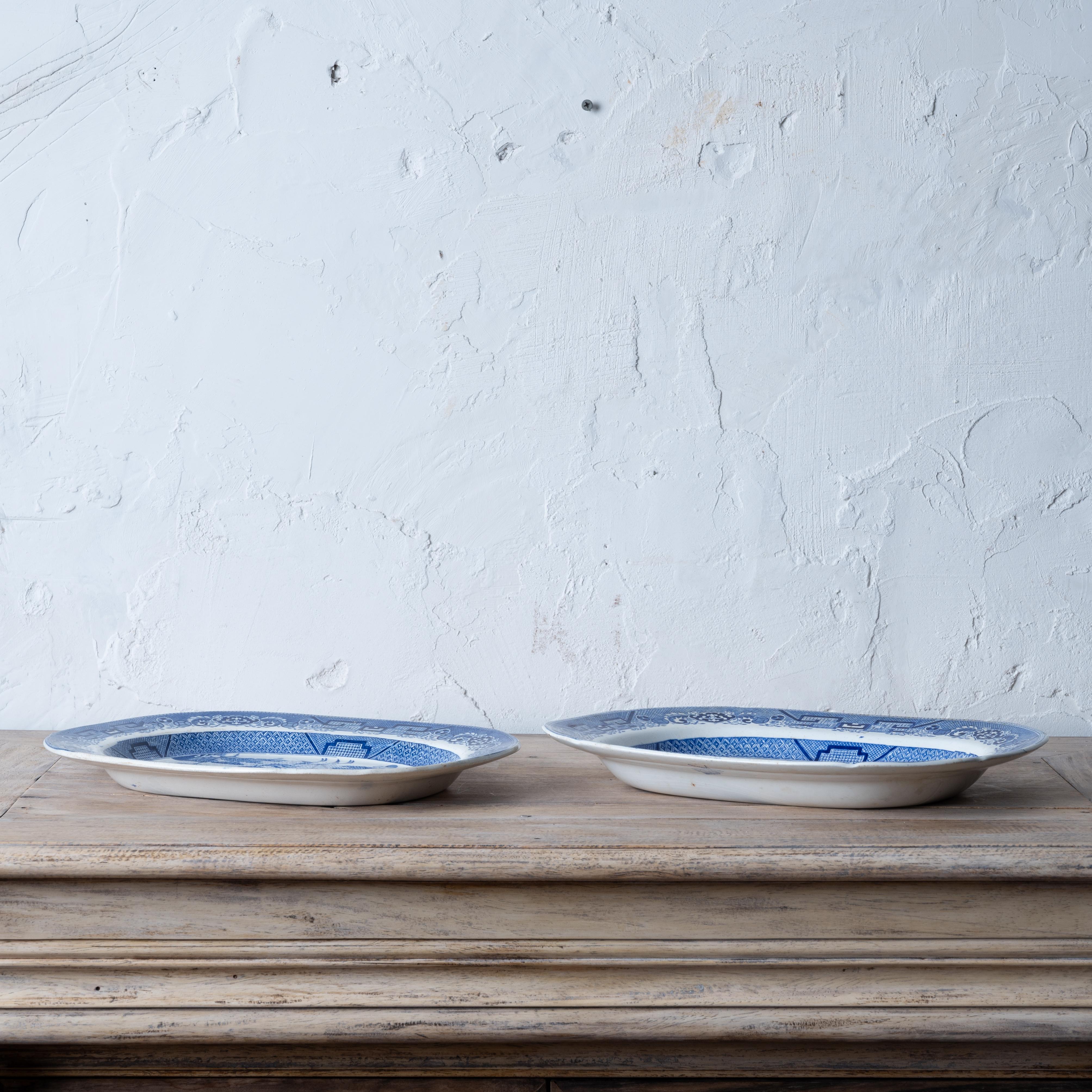 Porcellana Una coppia di piatti inglesi in salice blu in vendita