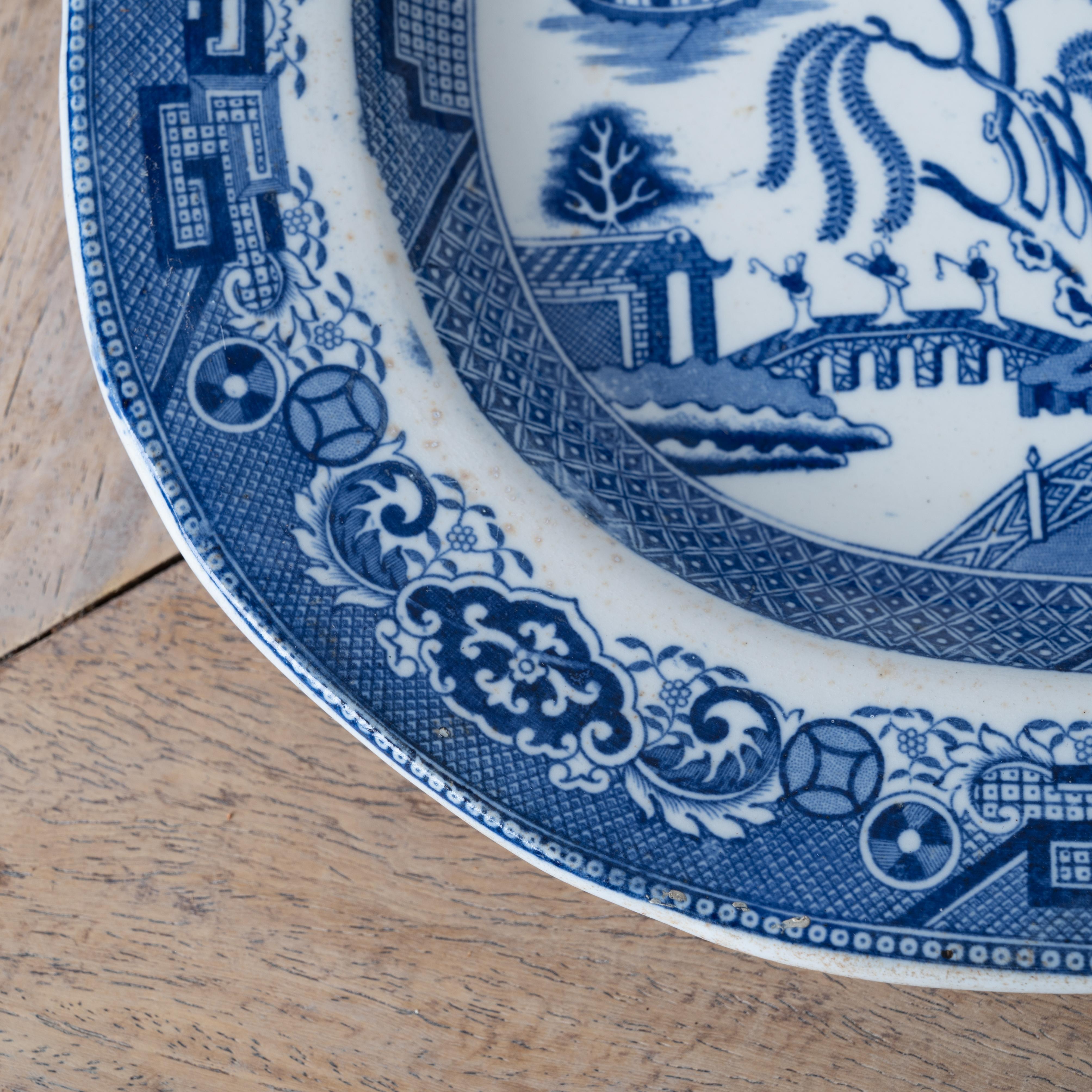 Una coppia di piatti inglesi in salice blu in vendita 1