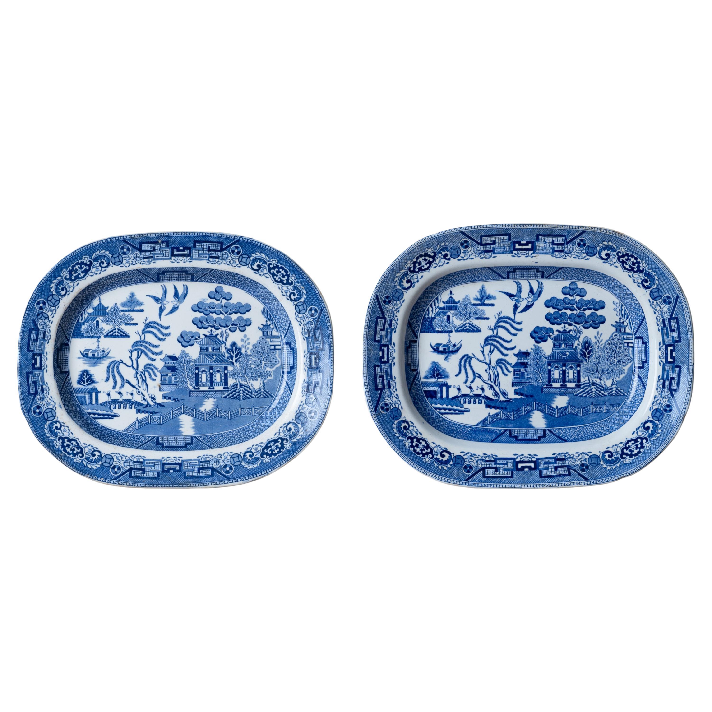 Una coppia di piatti inglesi in salice blu in vendita