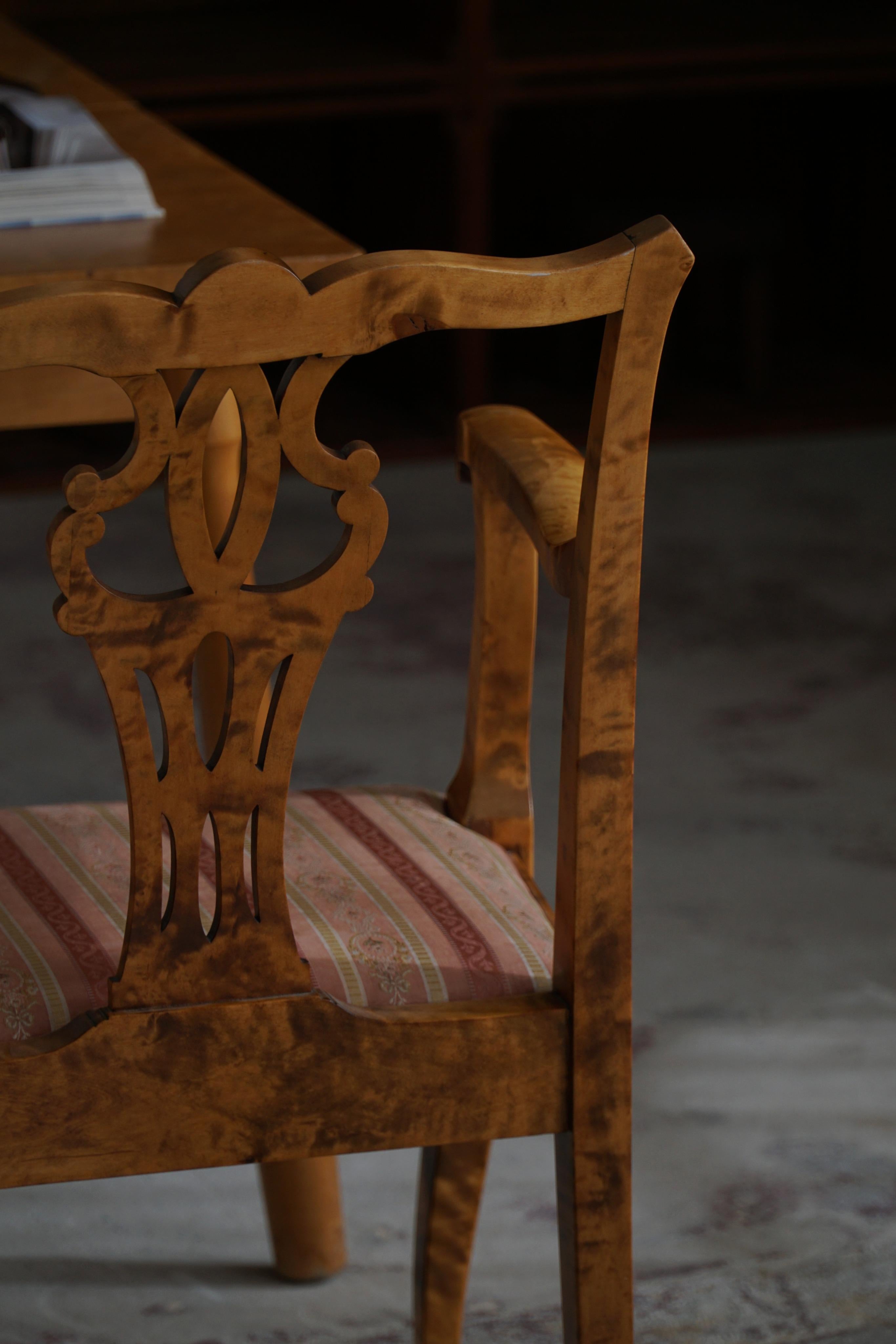 Ein Paar englische Sessel im Chippendale-Stil aus Birke, 20. Jahrhundert, England im Angebot 5