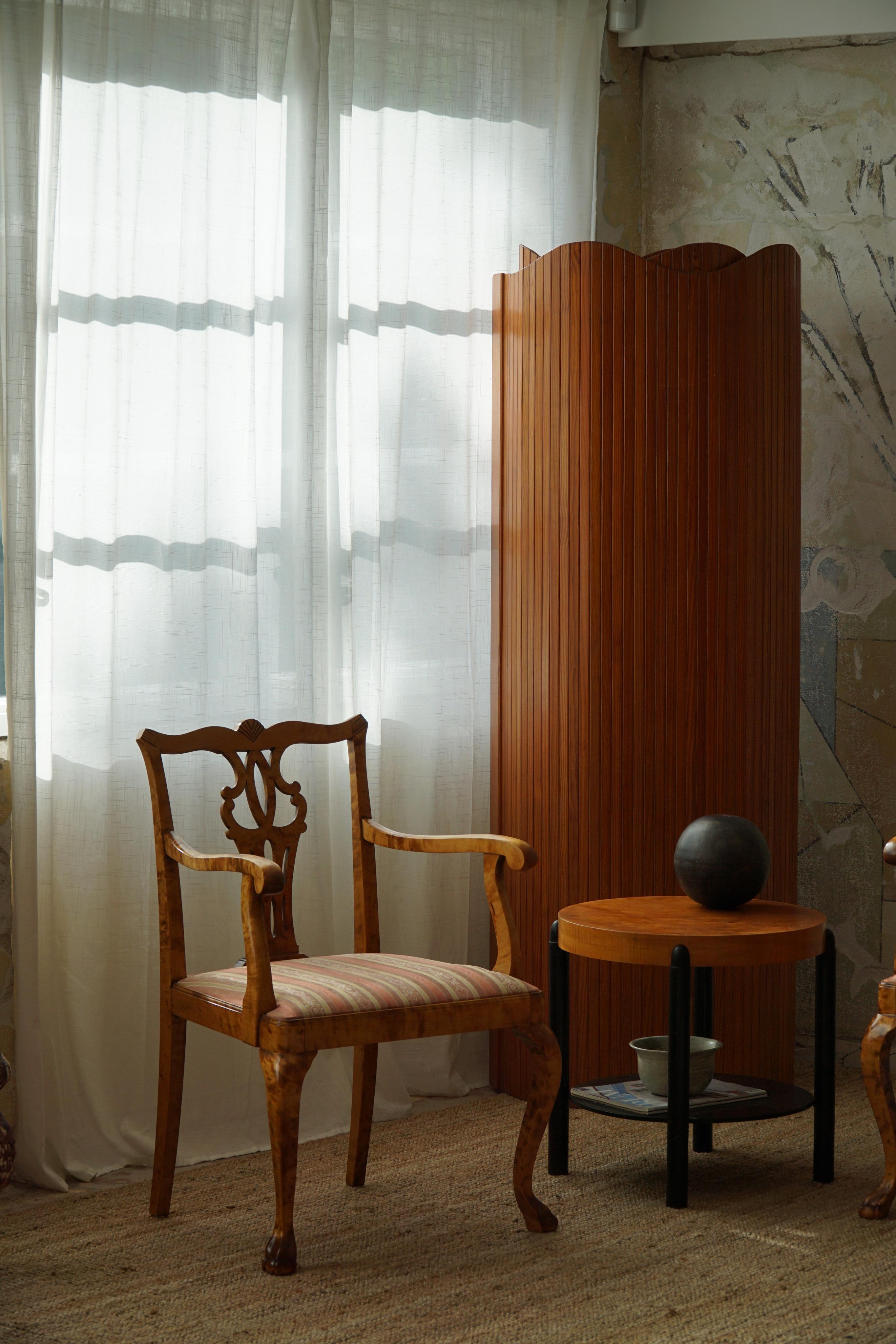 A Pair of English Chippendale Style Armchairs in Birch, 20th Century, England For Sale 7