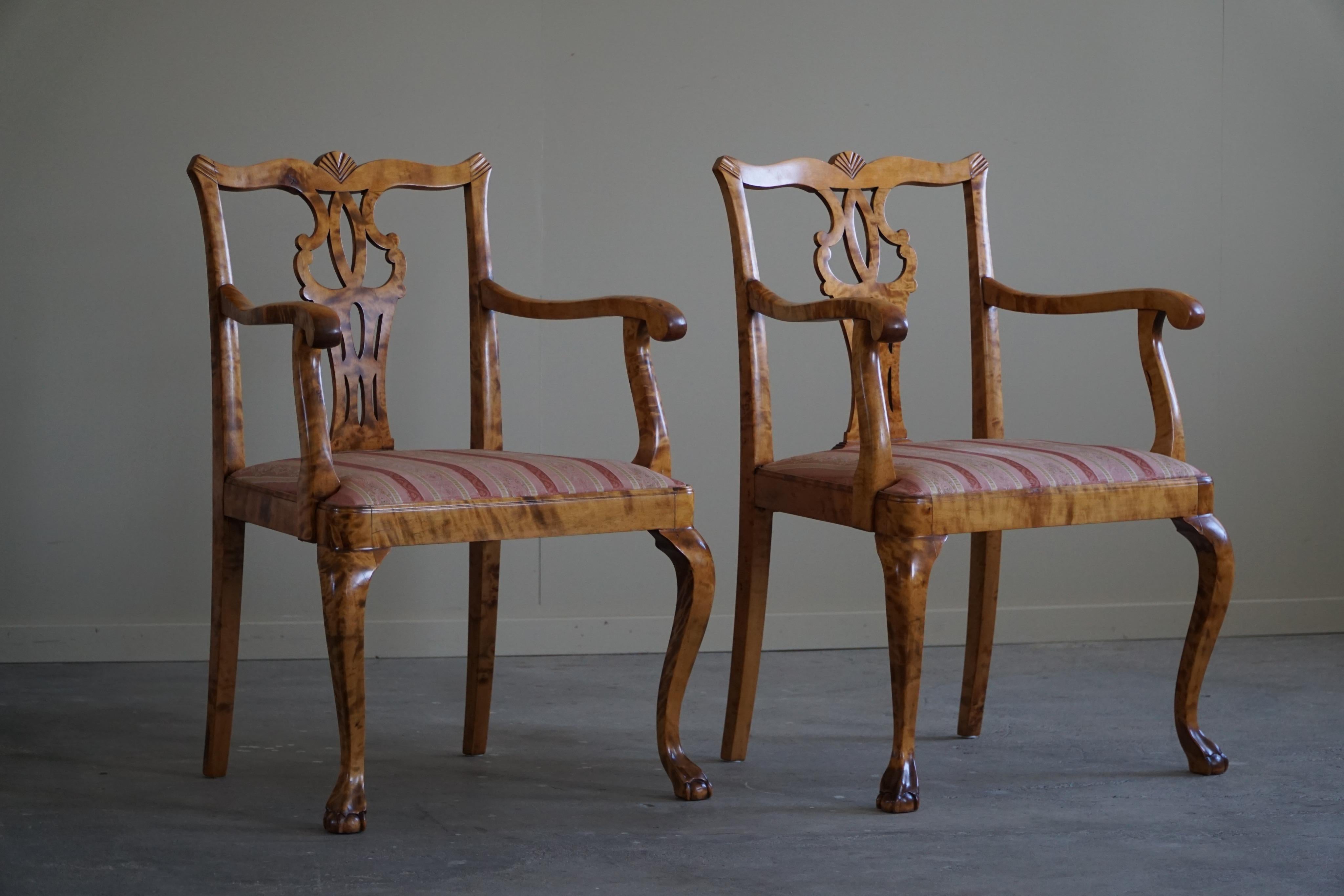 A Pair of English Chippendale Style Armchairs in Birch, 20th Century, England For Sale 9