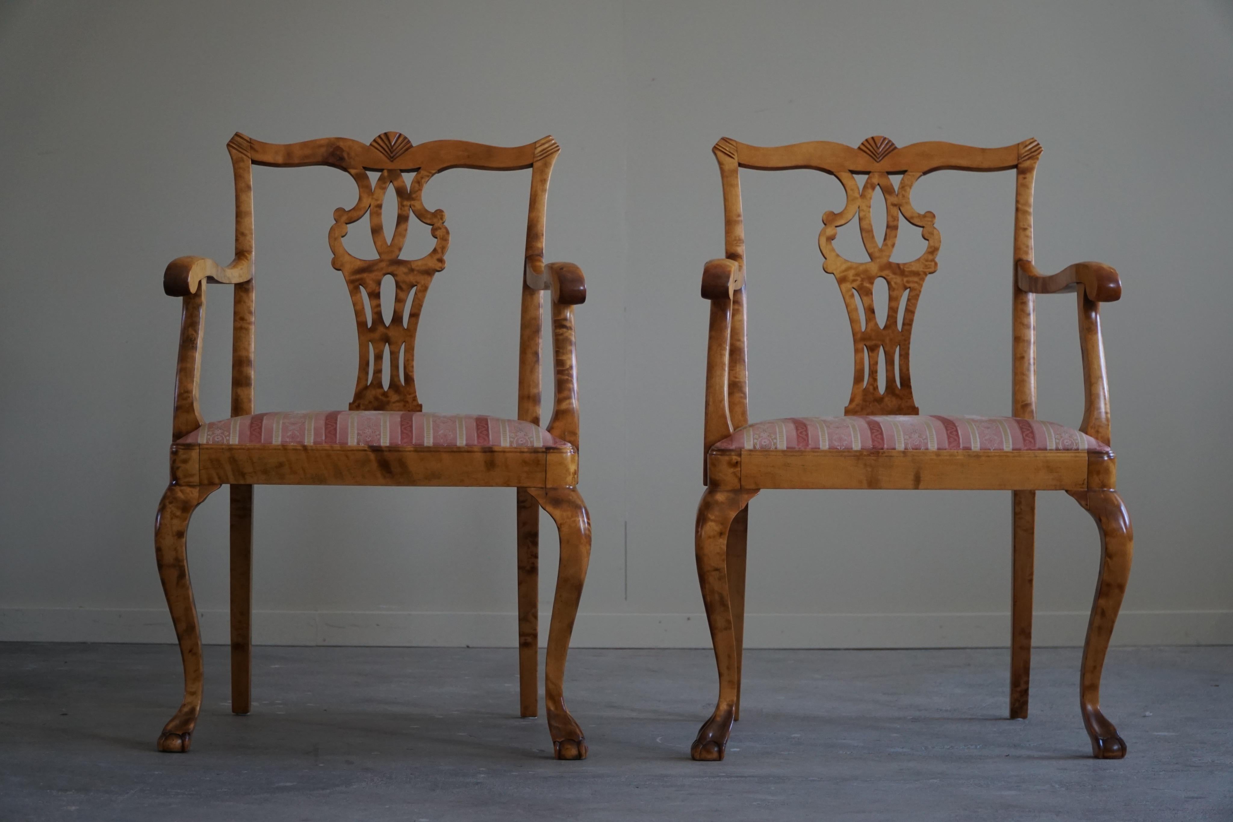 A Pair of English Chippendale Style Armchairs in Birch, 20th Century, England For Sale 10