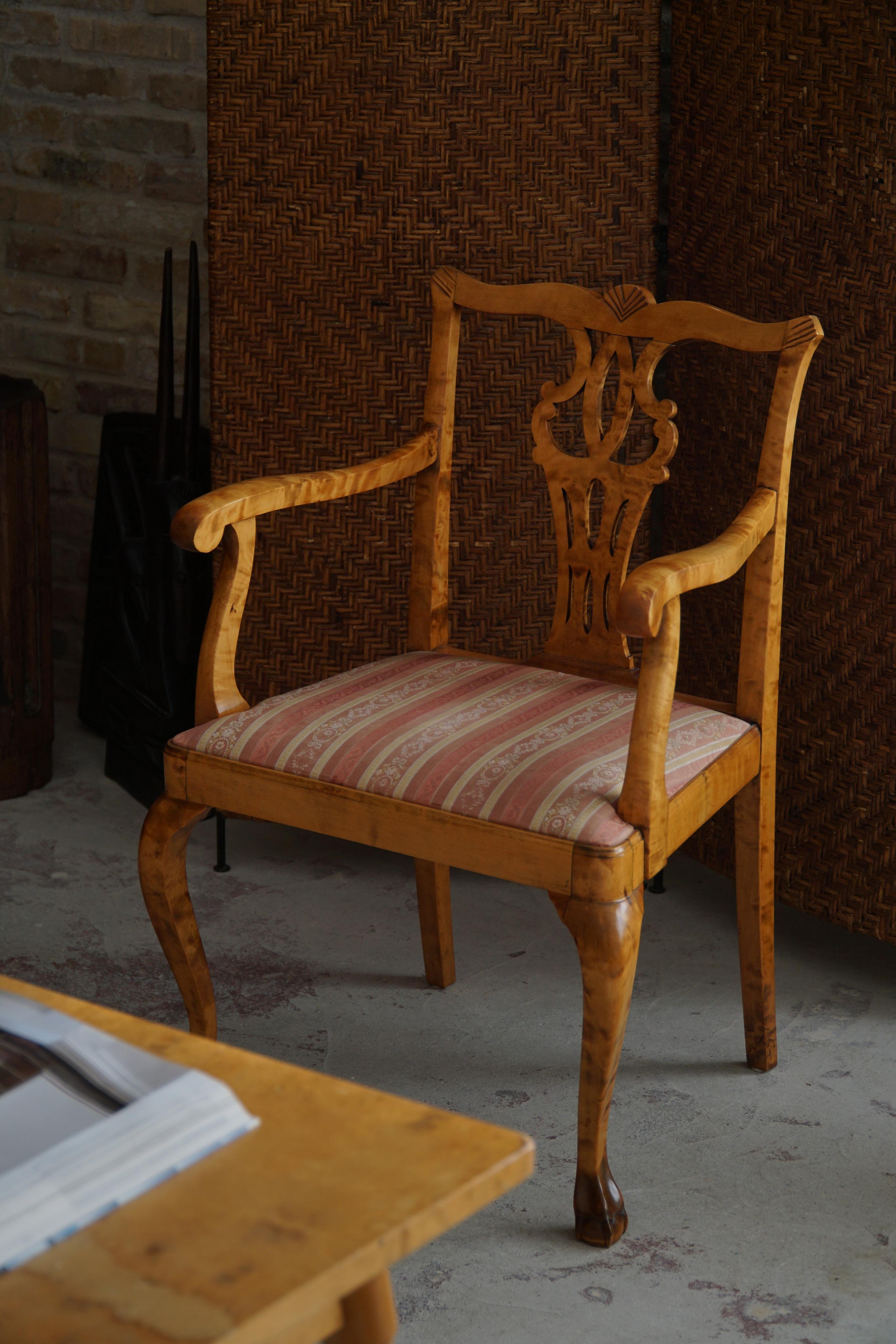 A Pair of English Chippendale Style Armchairs in Birch, 20th Century, England For Sale 12