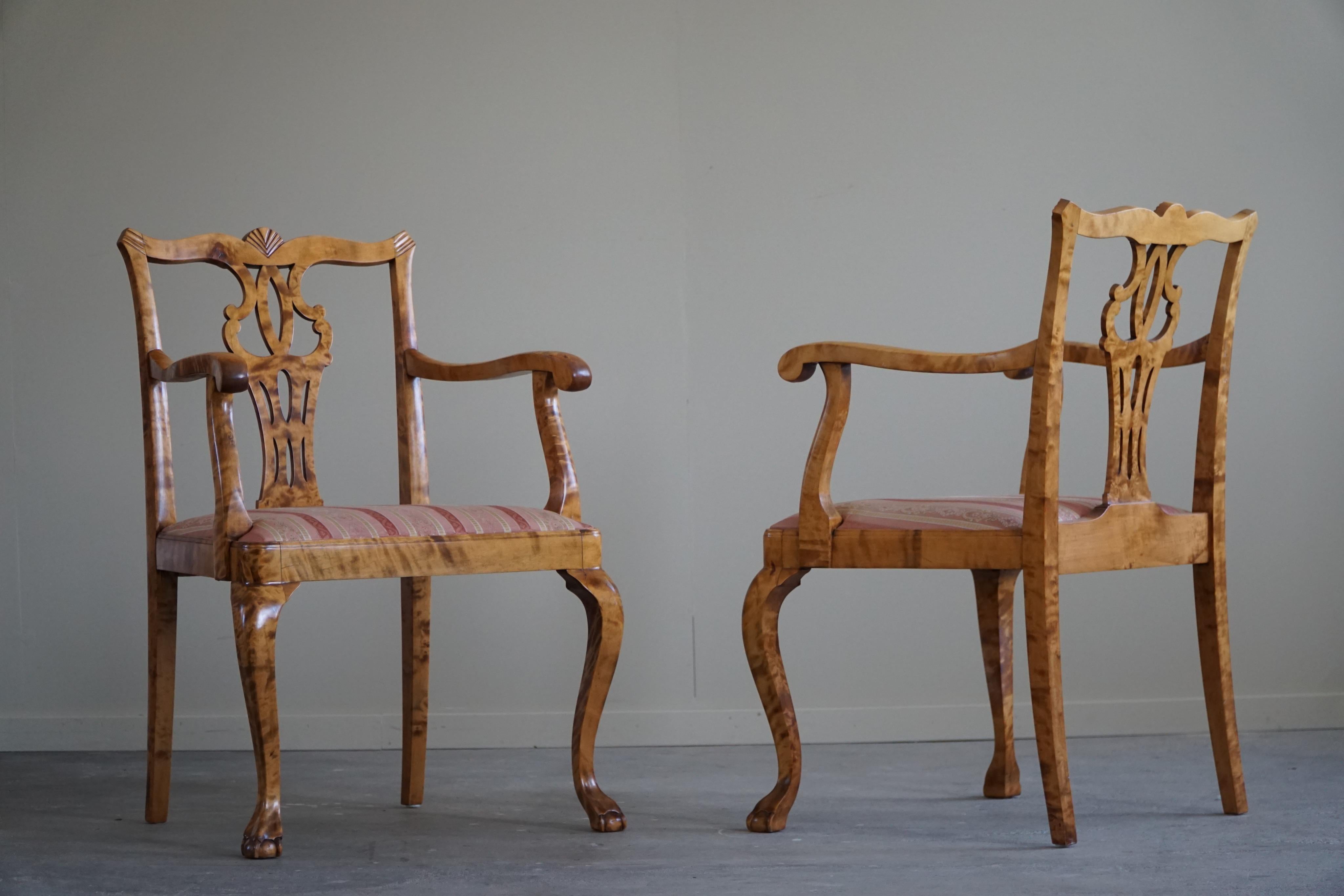 A Pair of English Chippendale Style Armchairs in Birch, 20th Century, England For Sale 13