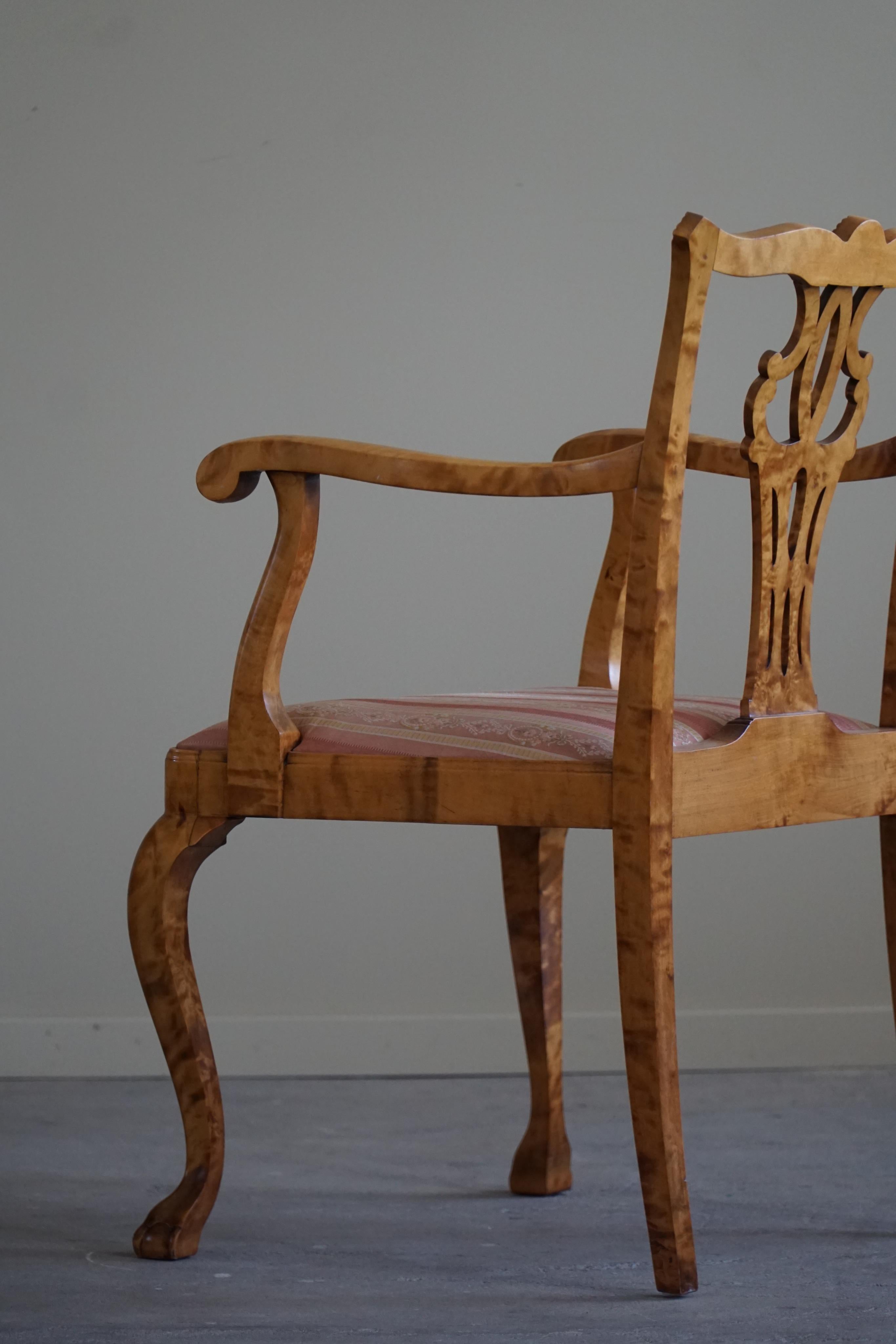A Pair of English Chippendale Style Armchairs in Birch, 20th Century, England For Sale 14
