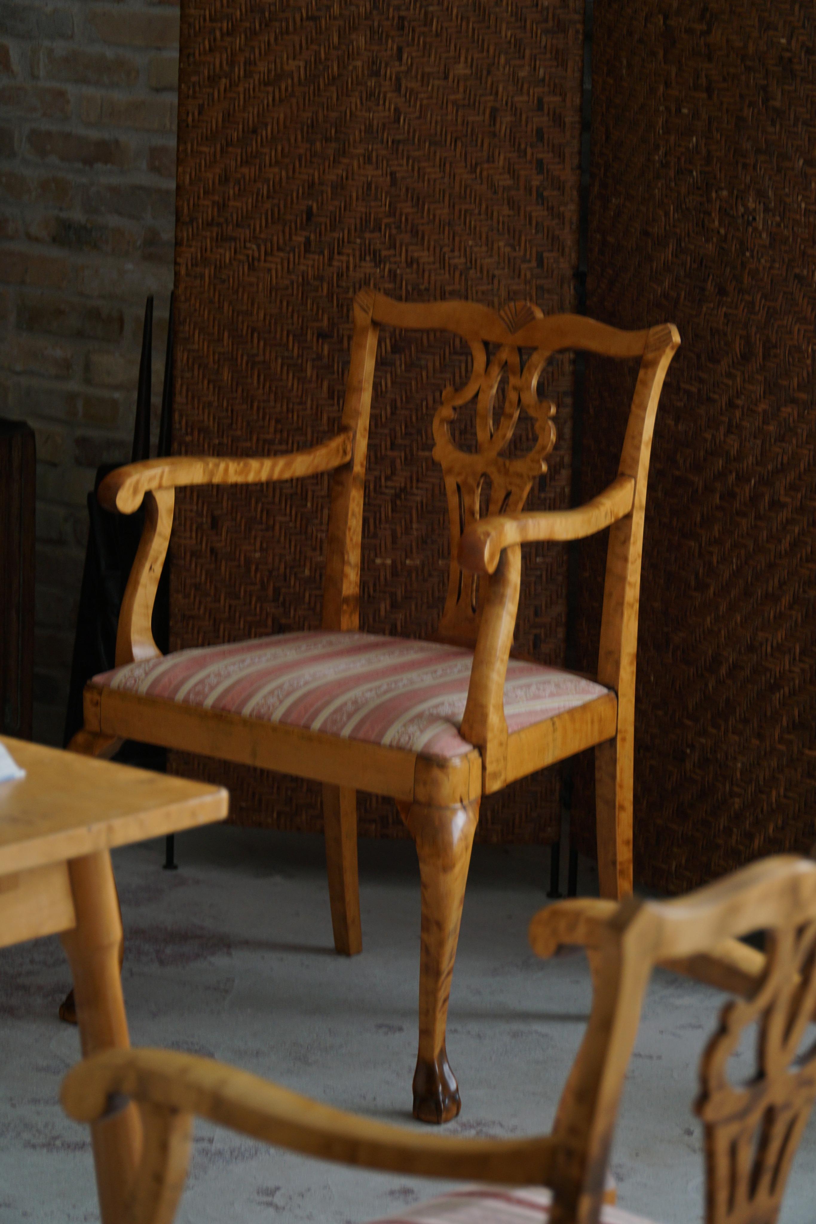 Ein dekadentes Paar englischer Sessel aus Birke mit einem schönen Stoff mit Streifenmuster. Hergestellt im frühen 20. Jahrhundert in England. Das Design der Stühle ist eine Hommage an den legendären englischen Möbelschreiner Thomas Chippendale, der