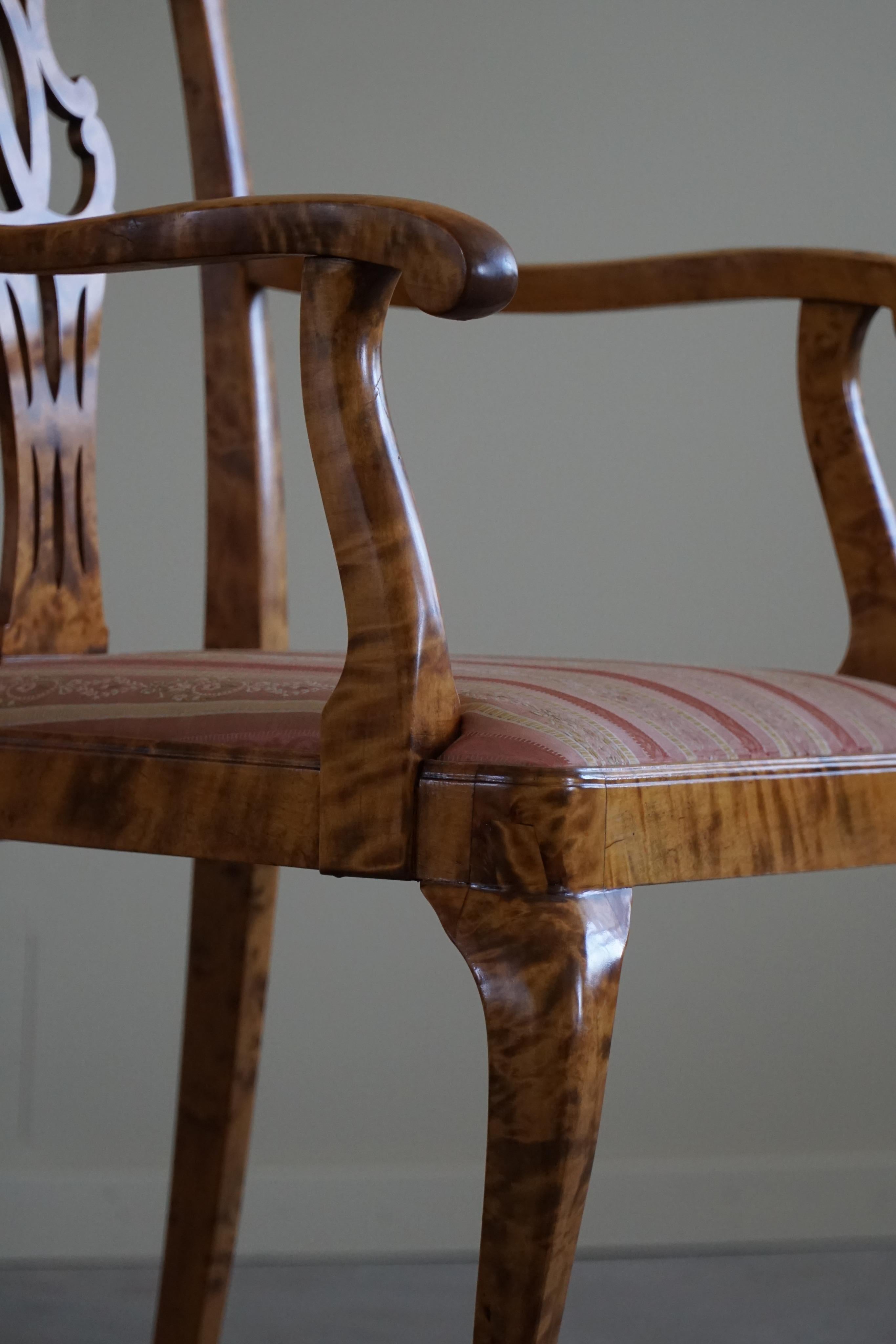 Ein Paar englische Sessel im Chippendale-Stil aus Birke, 20. Jahrhundert, England im Angebot 15