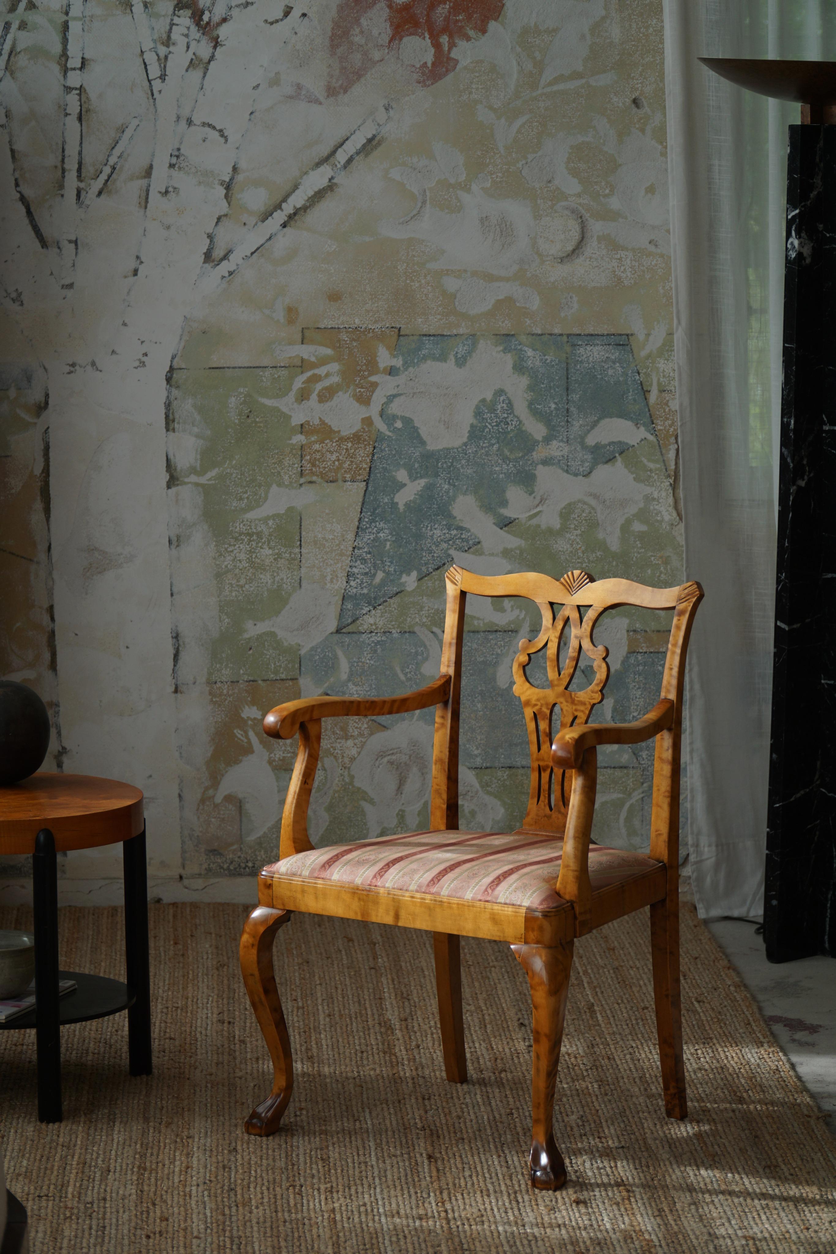 Ein Paar englische Sessel im Chippendale-Stil aus Birke, 20. Jahrhundert, England im Angebot 2