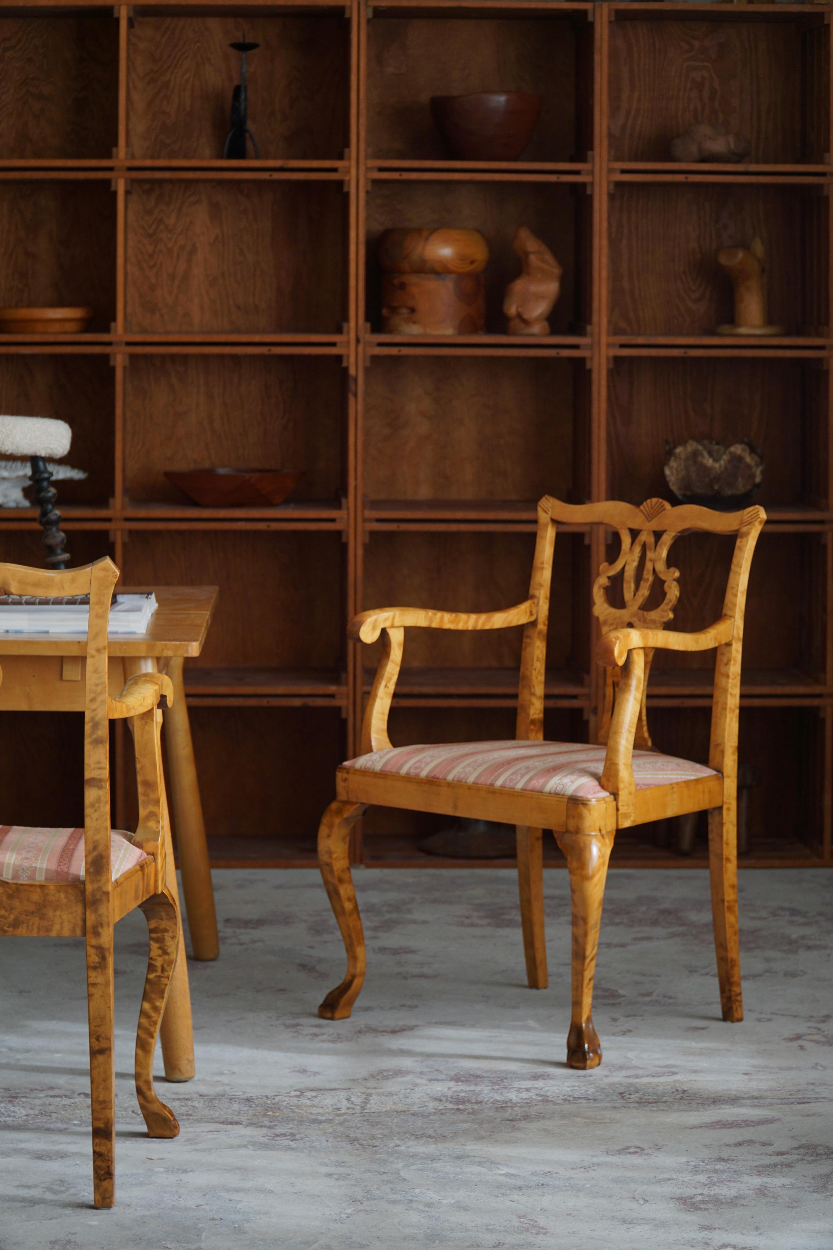 Ein Paar englische Sessel im Chippendale-Stil aus Birke, 20. Jahrhundert, England im Angebot 3