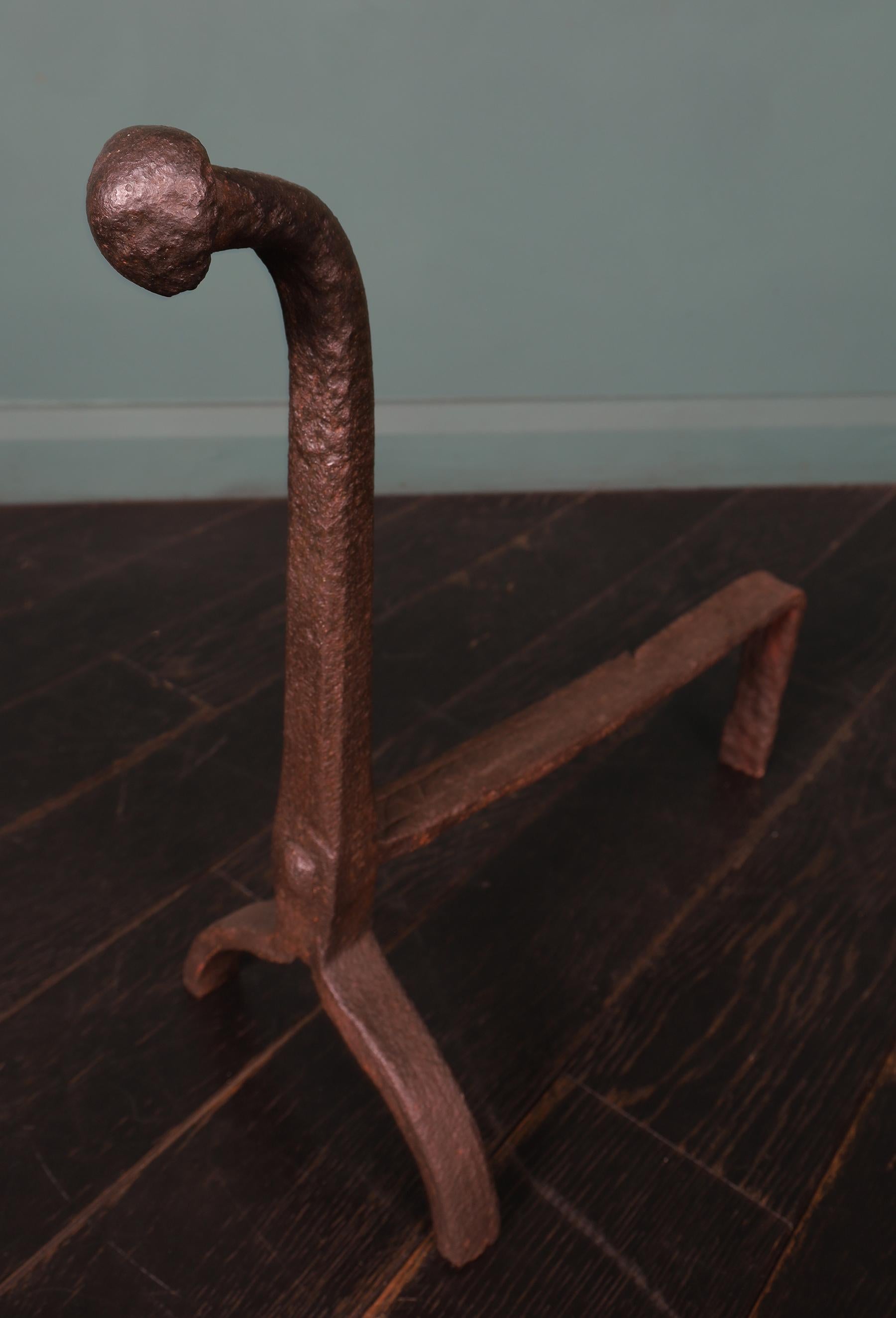 A Pair of English Early 18th Century Wrought Iron Fireplace Fire Dogs Andirons In Good Condition In London, GB