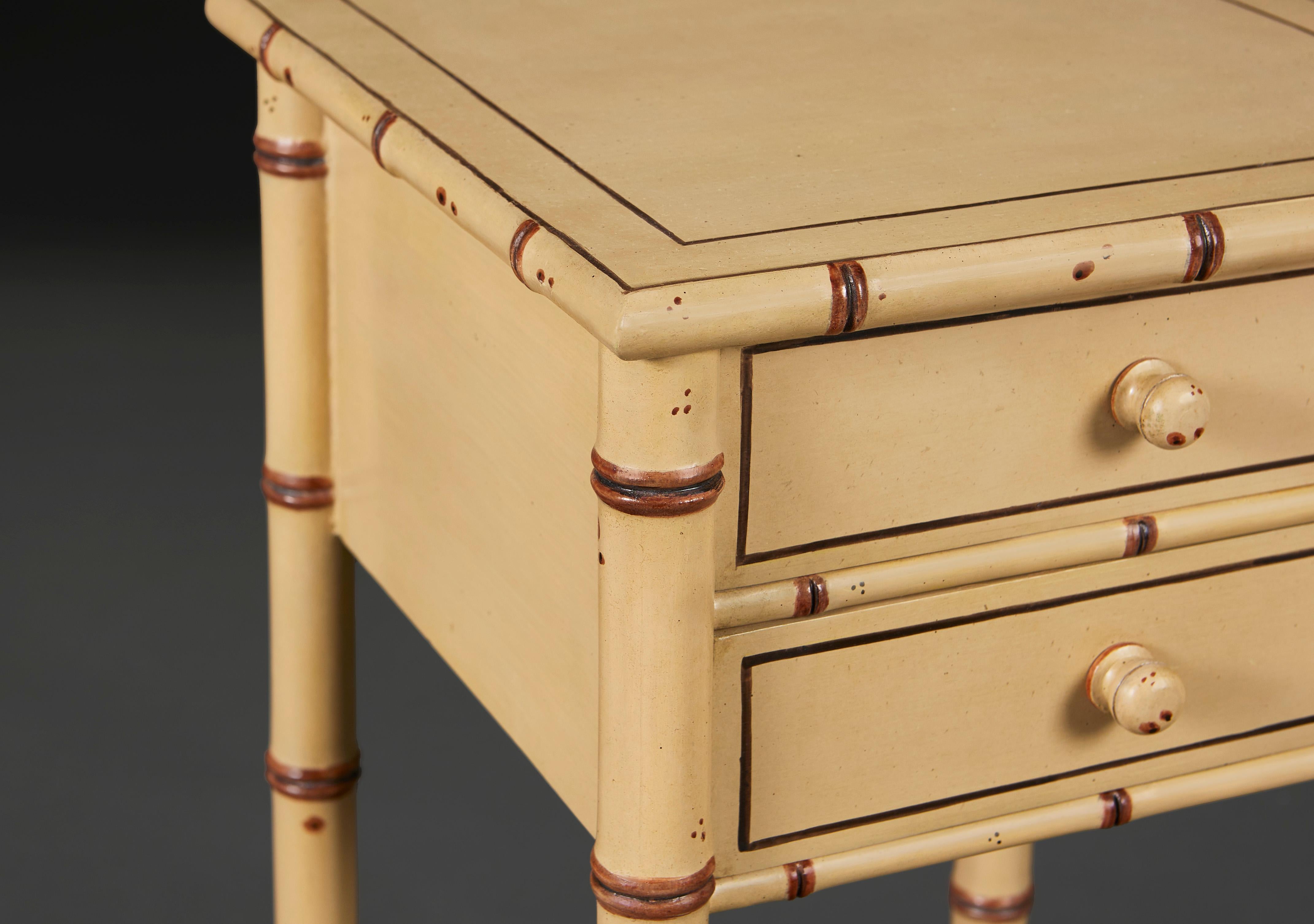 A Pair of English Edwardian Faux Bamboo Painted Bedside Tables In Good Condition In London, GB