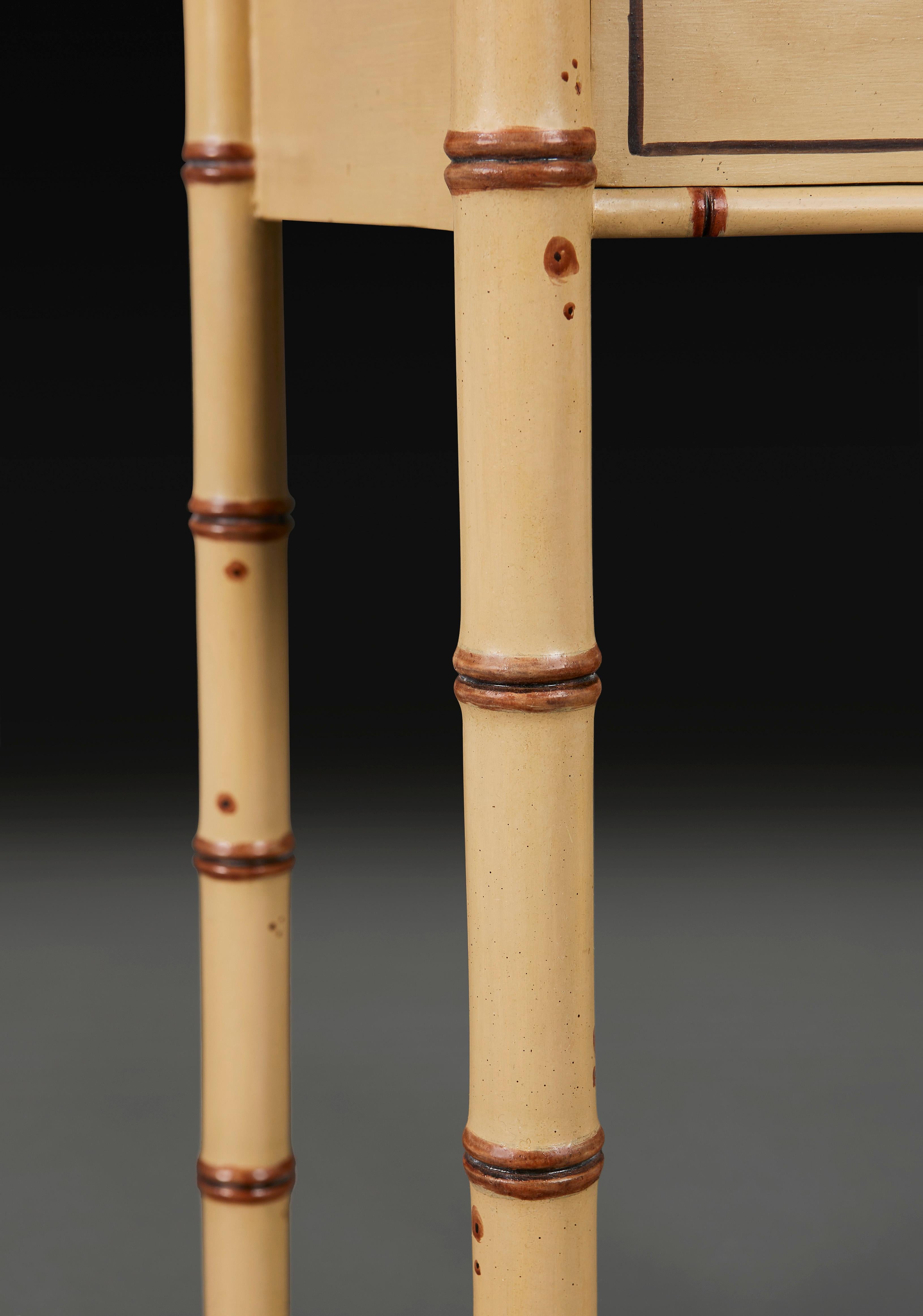 Peint à la main Paire de tables de chevet anglaises édouardiennes peintes en faux bambou en vente