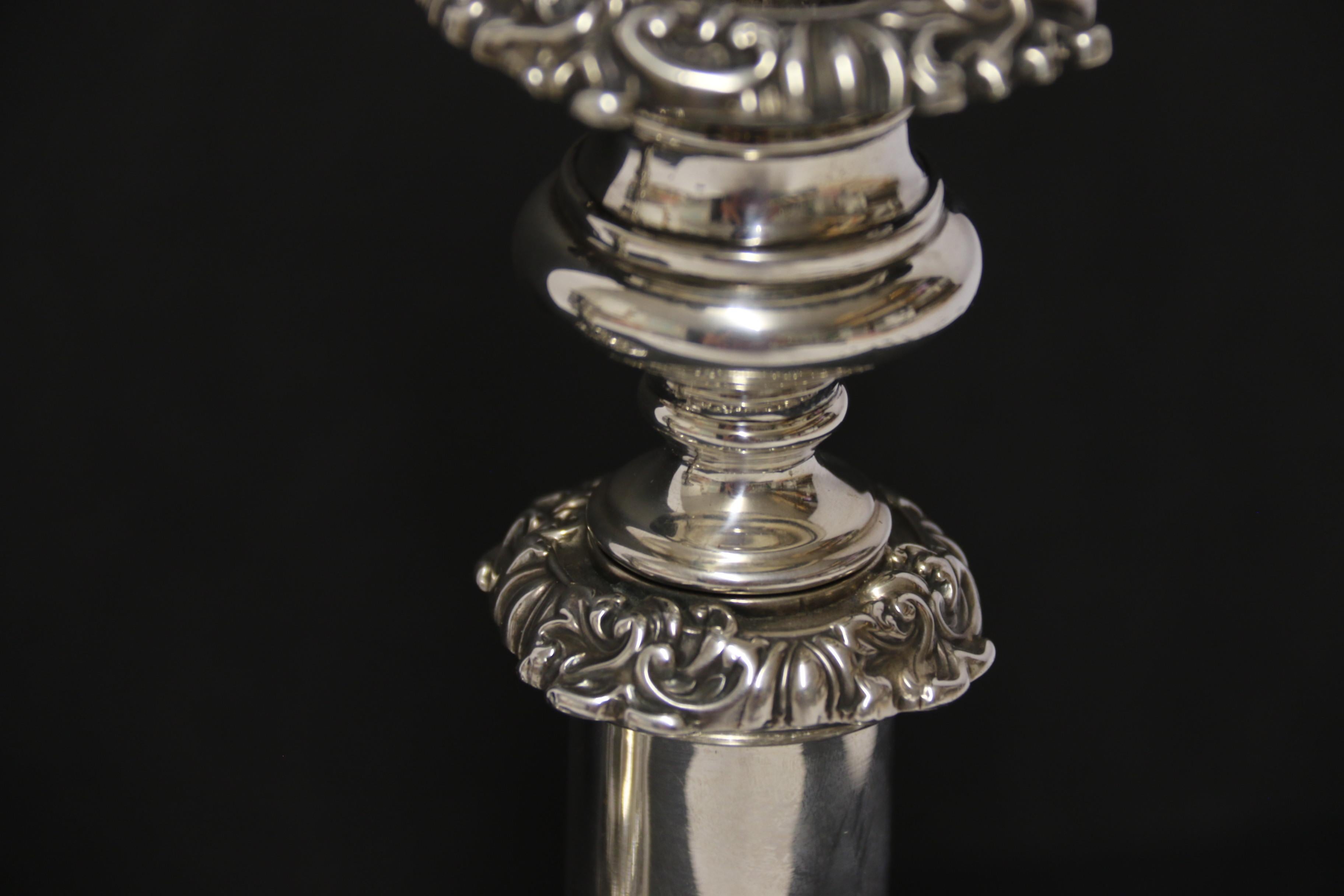 A  Coppia di candelieri telescopici in argento di Giorgio III, Sheffield 1816 in vendita 1
