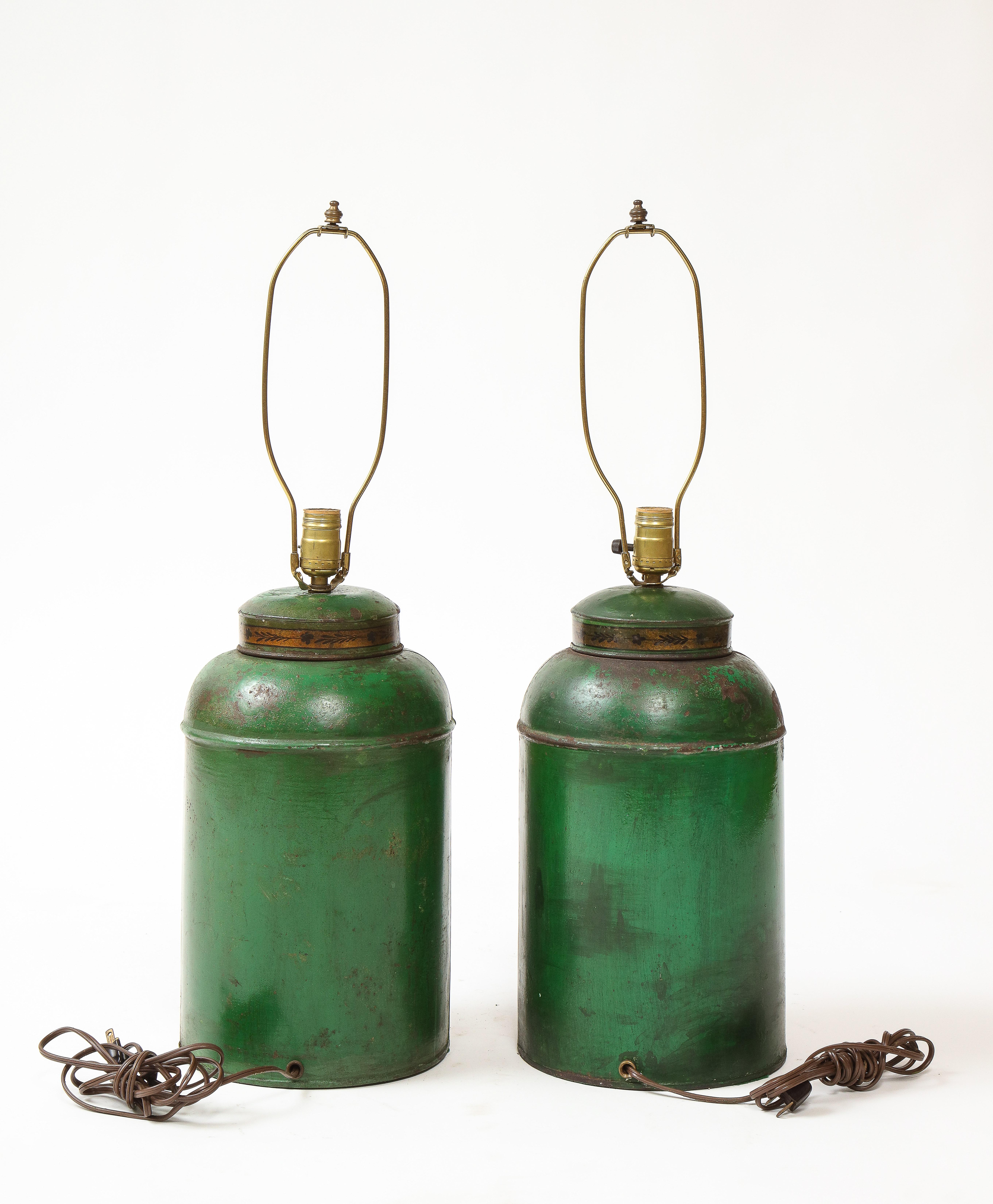 Pair of English Green and Gilt Tôle Tea Canister Lamps In Good Condition In New York, NY